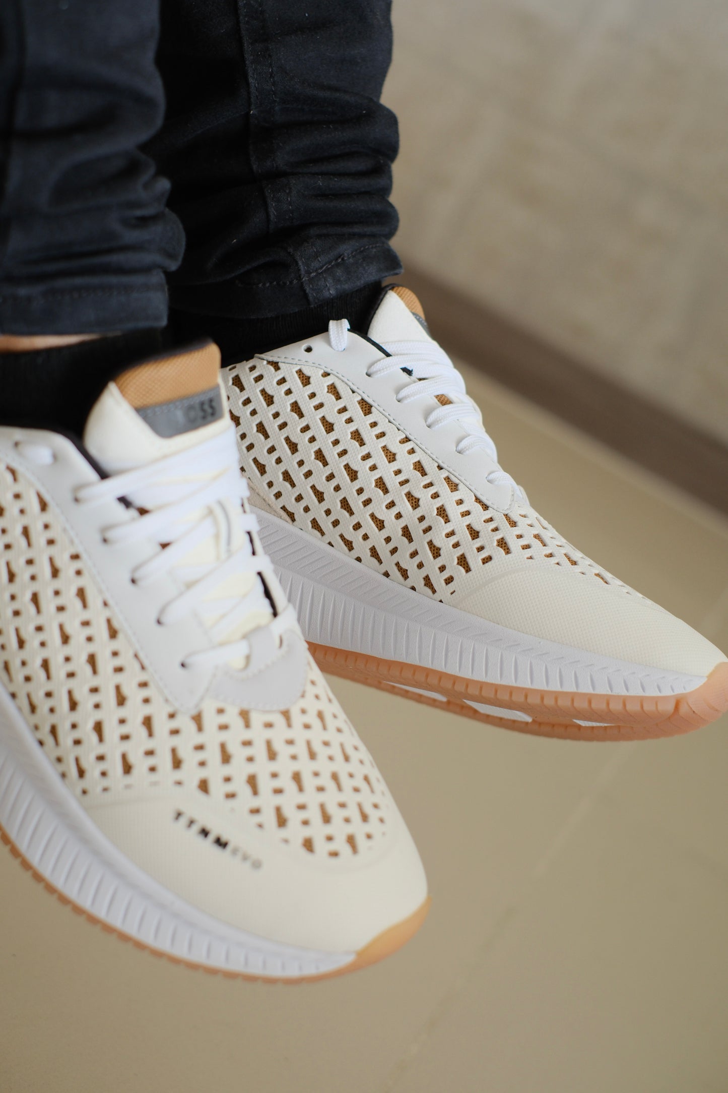 Tenis HUG Beige con dorado