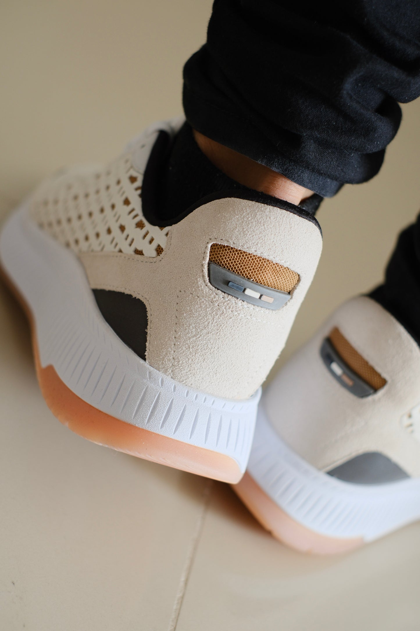 Tenis HUG Beige con dorado
