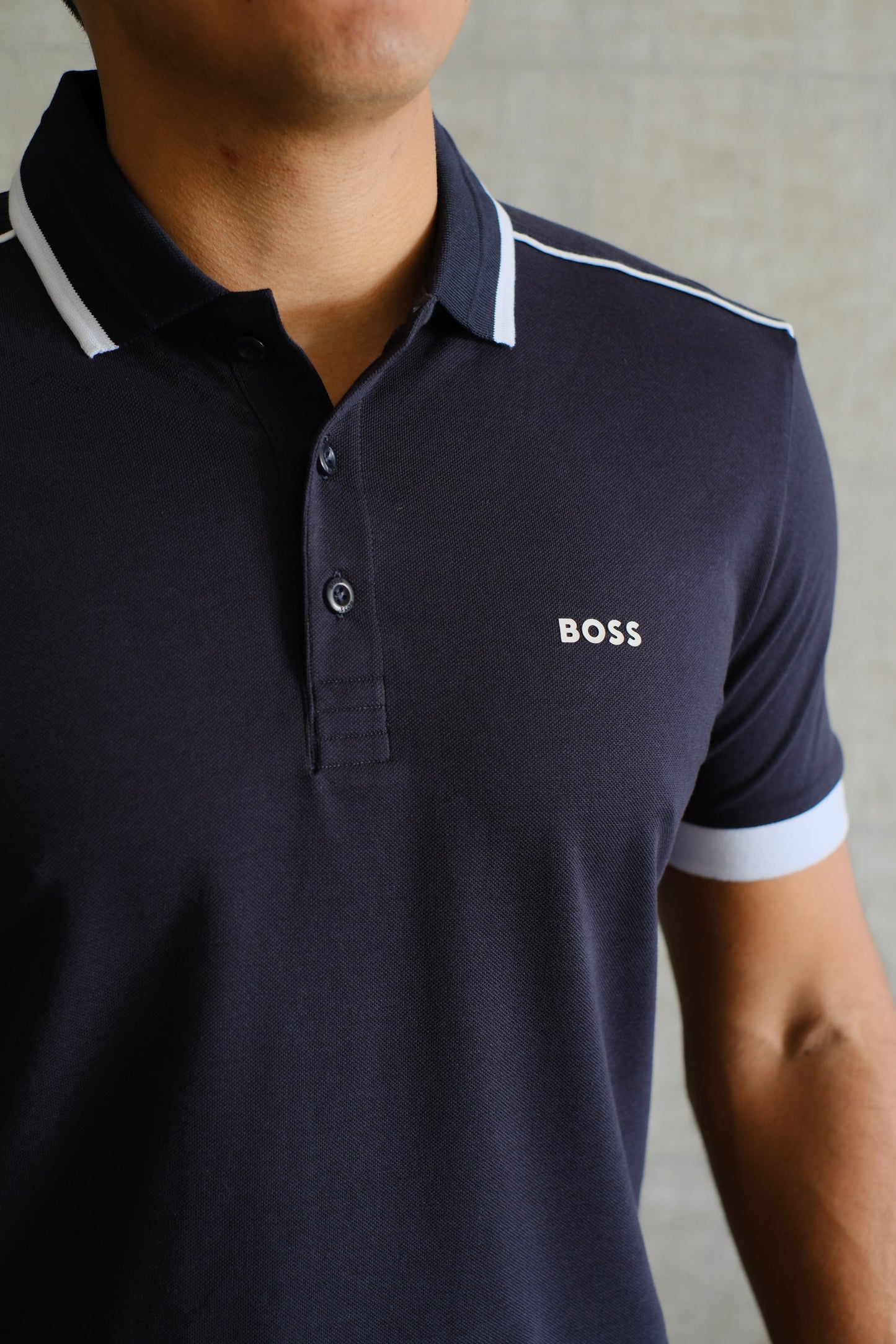 Polo HUG Azul Oscuro Logo Blanco