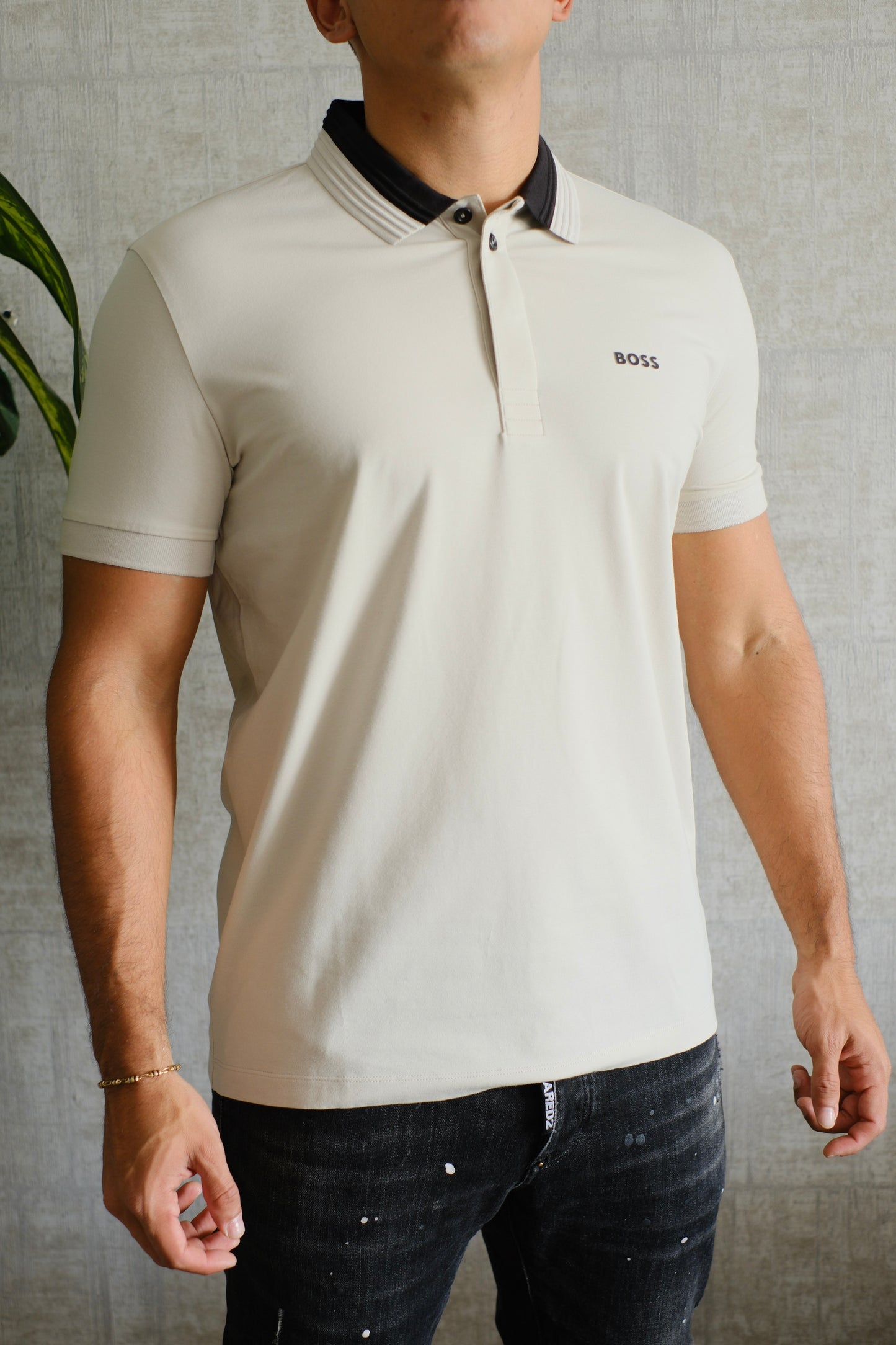 Polo HUG Beige Logo y Cuello Negro