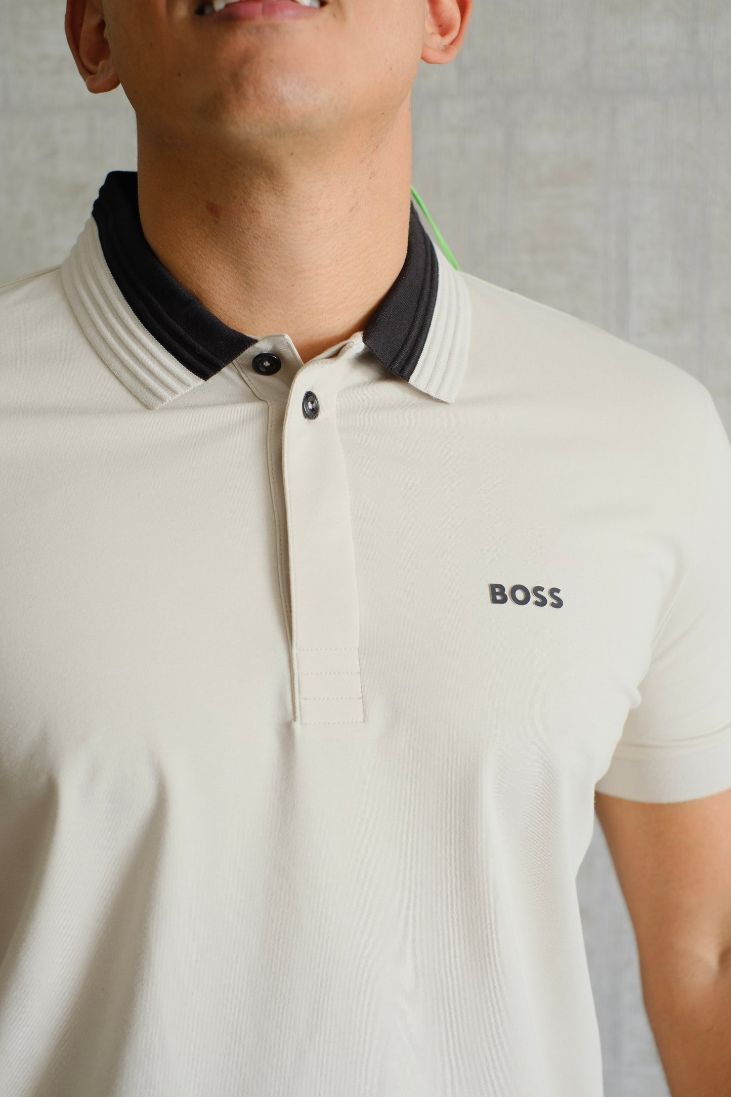 Polo HUG Beige Logo y Cuello Negro