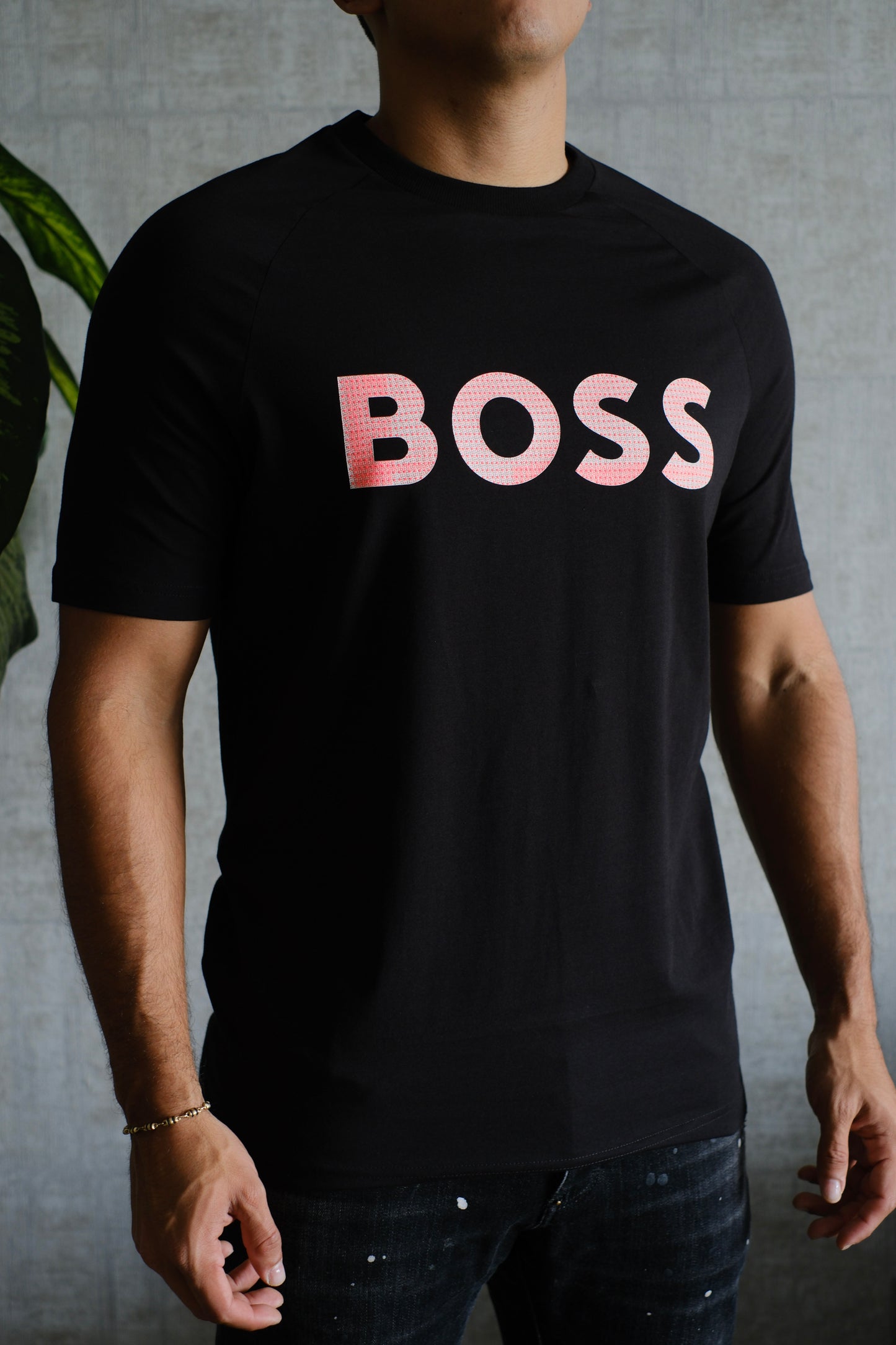 Camiseta HUG negra logo salmon