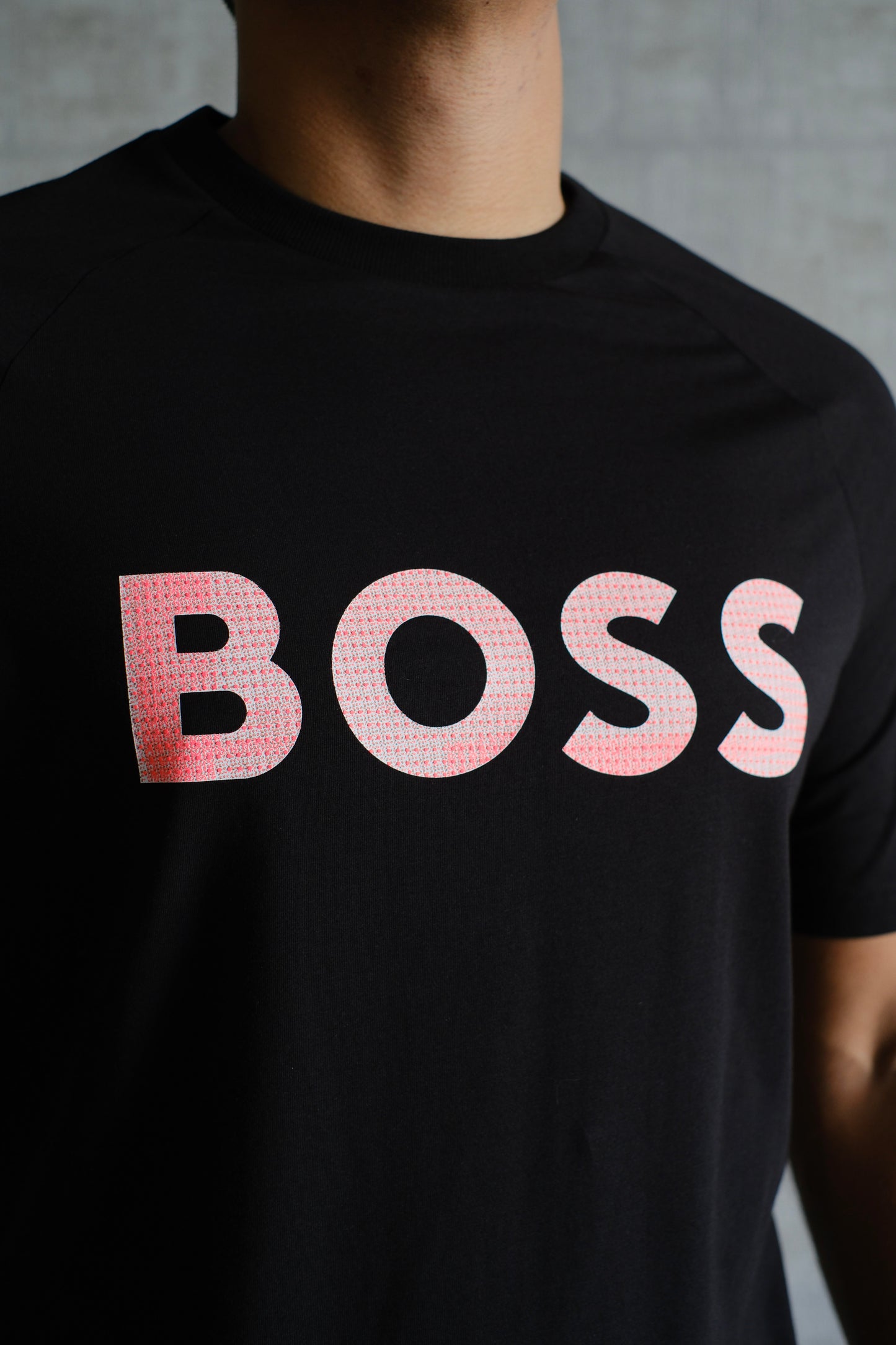 Camiseta HUG negra logo salmon