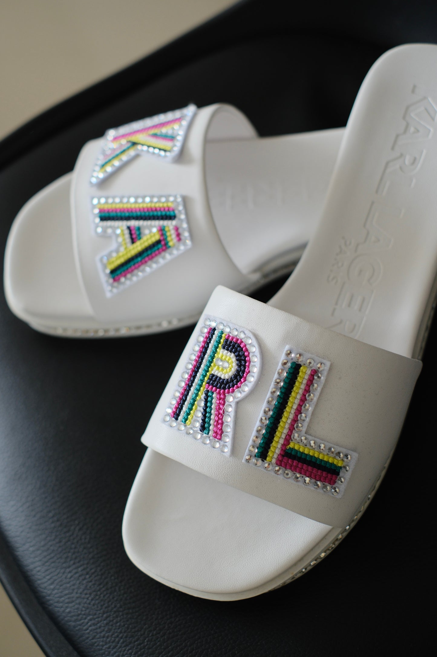 Sandalias KAR Blancas Letras multicolor