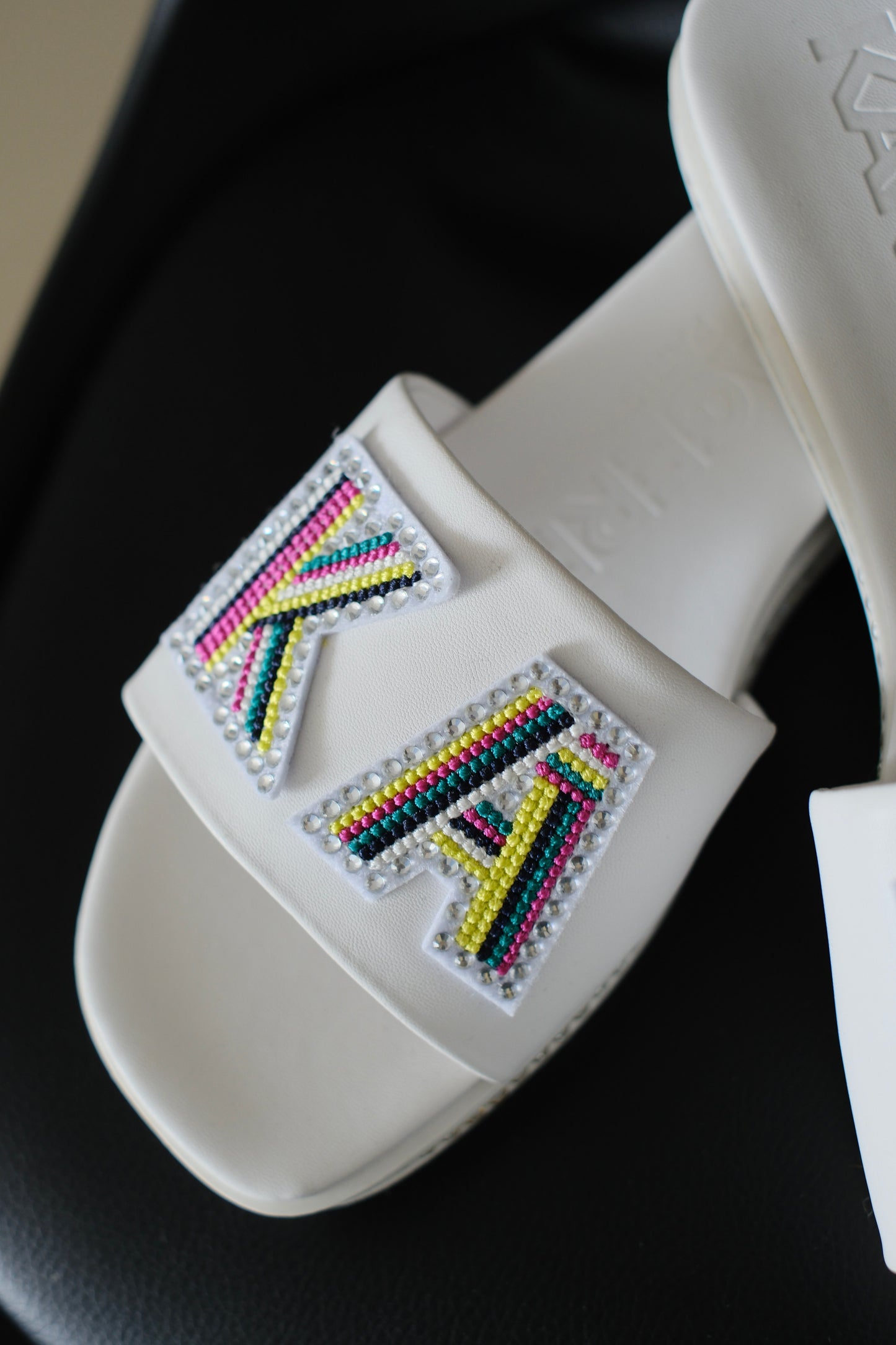 Sandalias KAR Blancas Letras multicolor