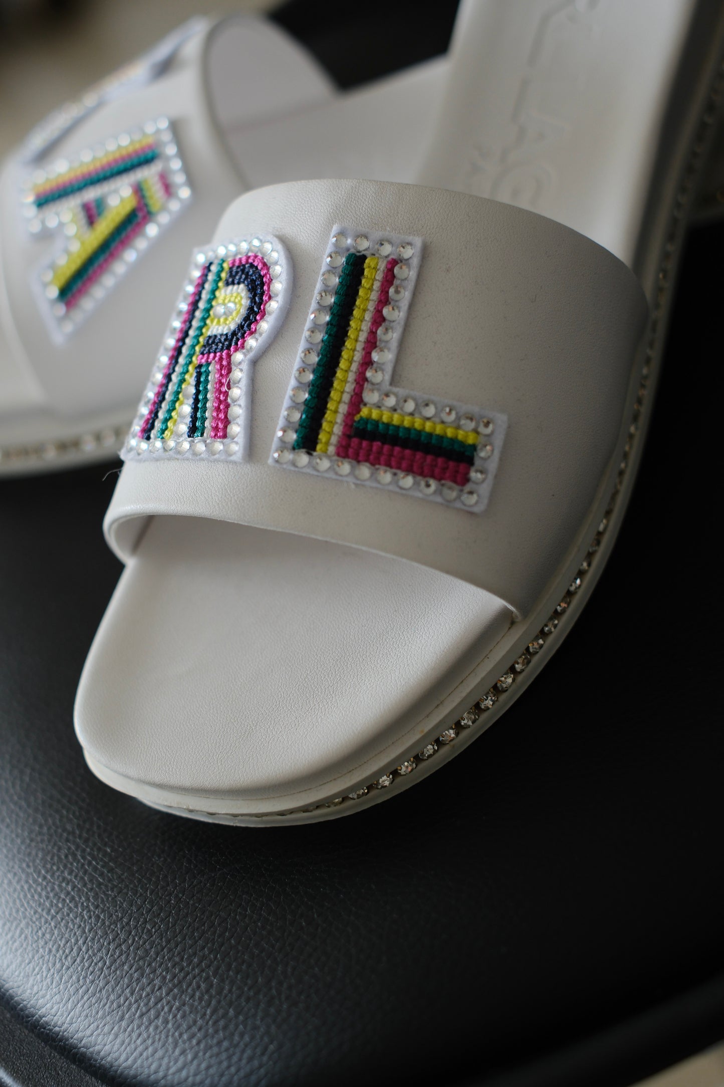Sandalias KAR Blancas Letras multicolor