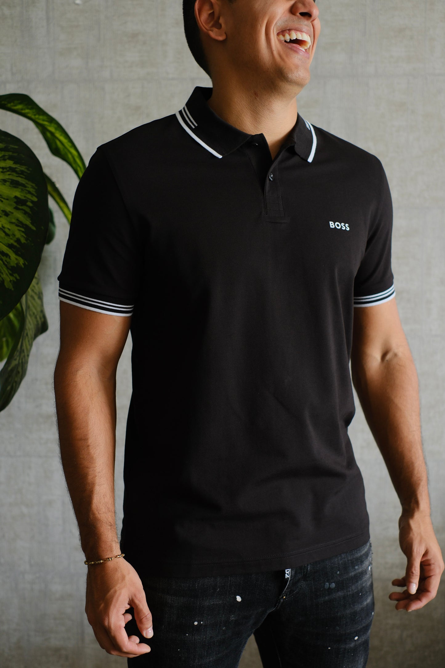 Polo HUG negra con raya blanca