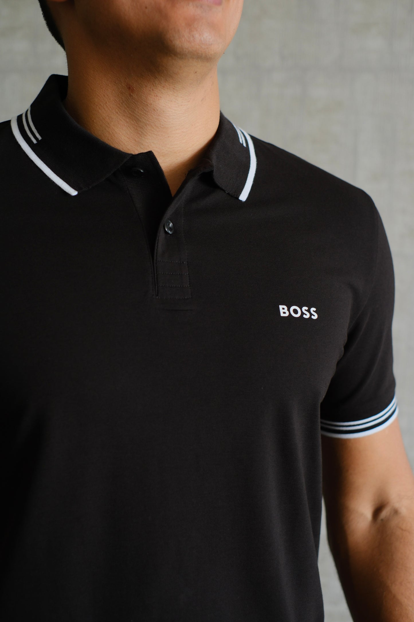 Polo HUG negra con raya blanca