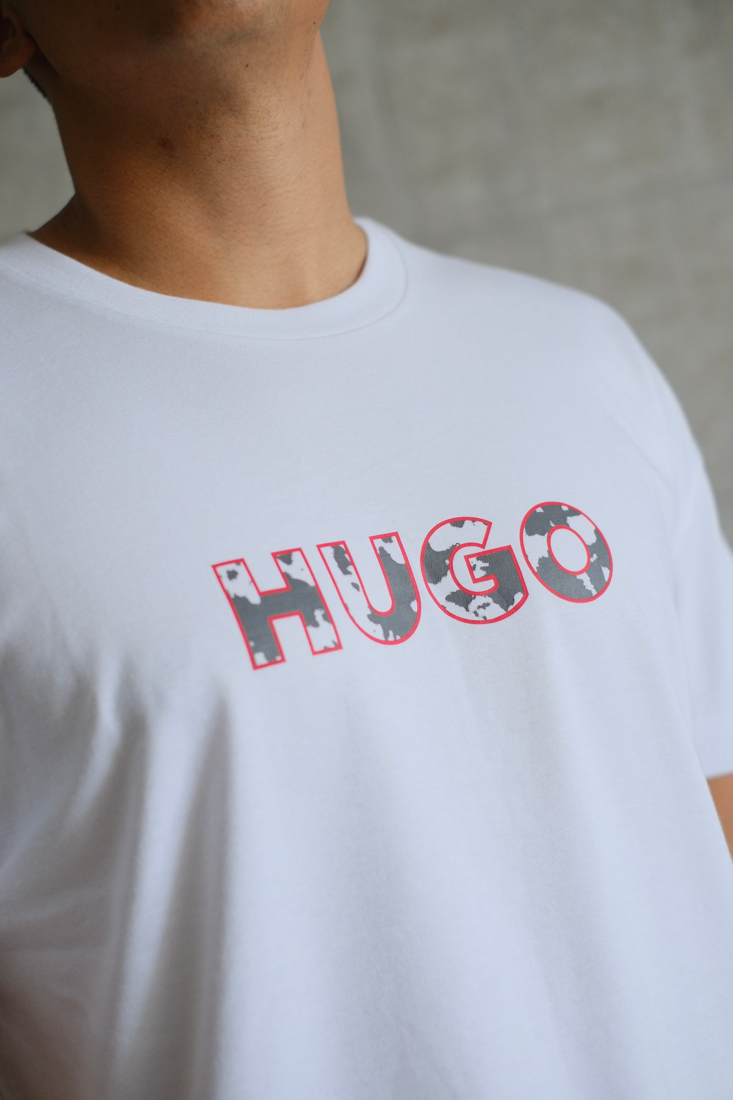 Camiseta HUG Blanca Logo Rojo con Gris