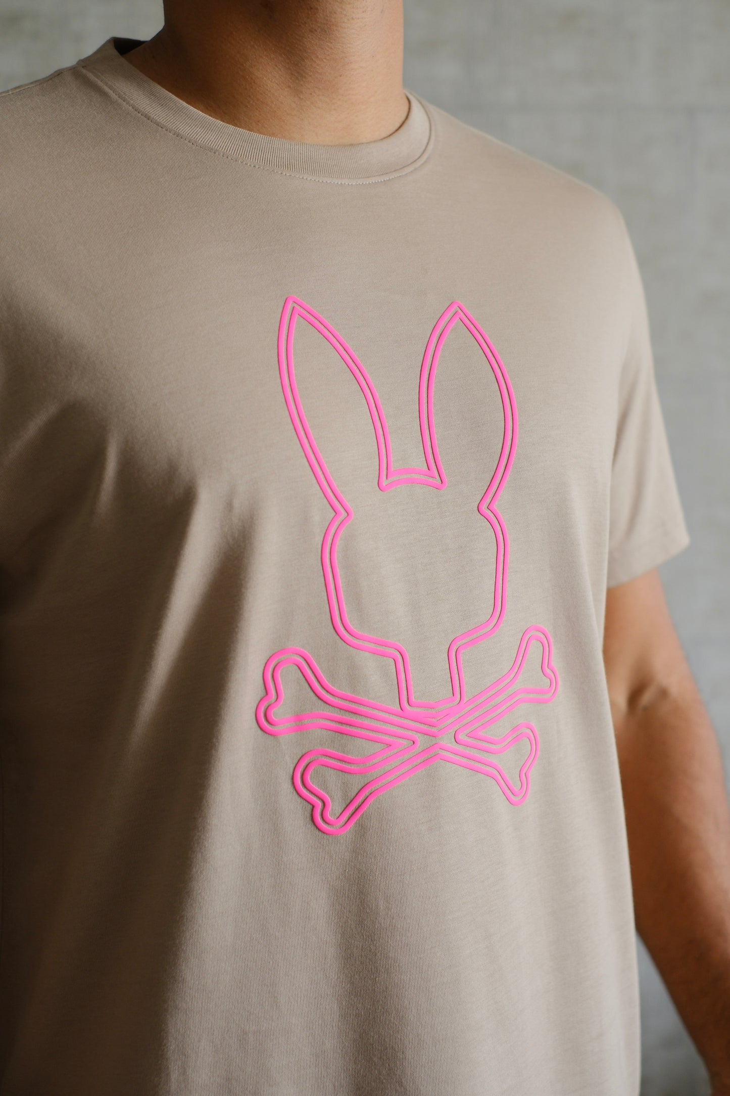 Camiseta PSY Beige Logo Fucsia