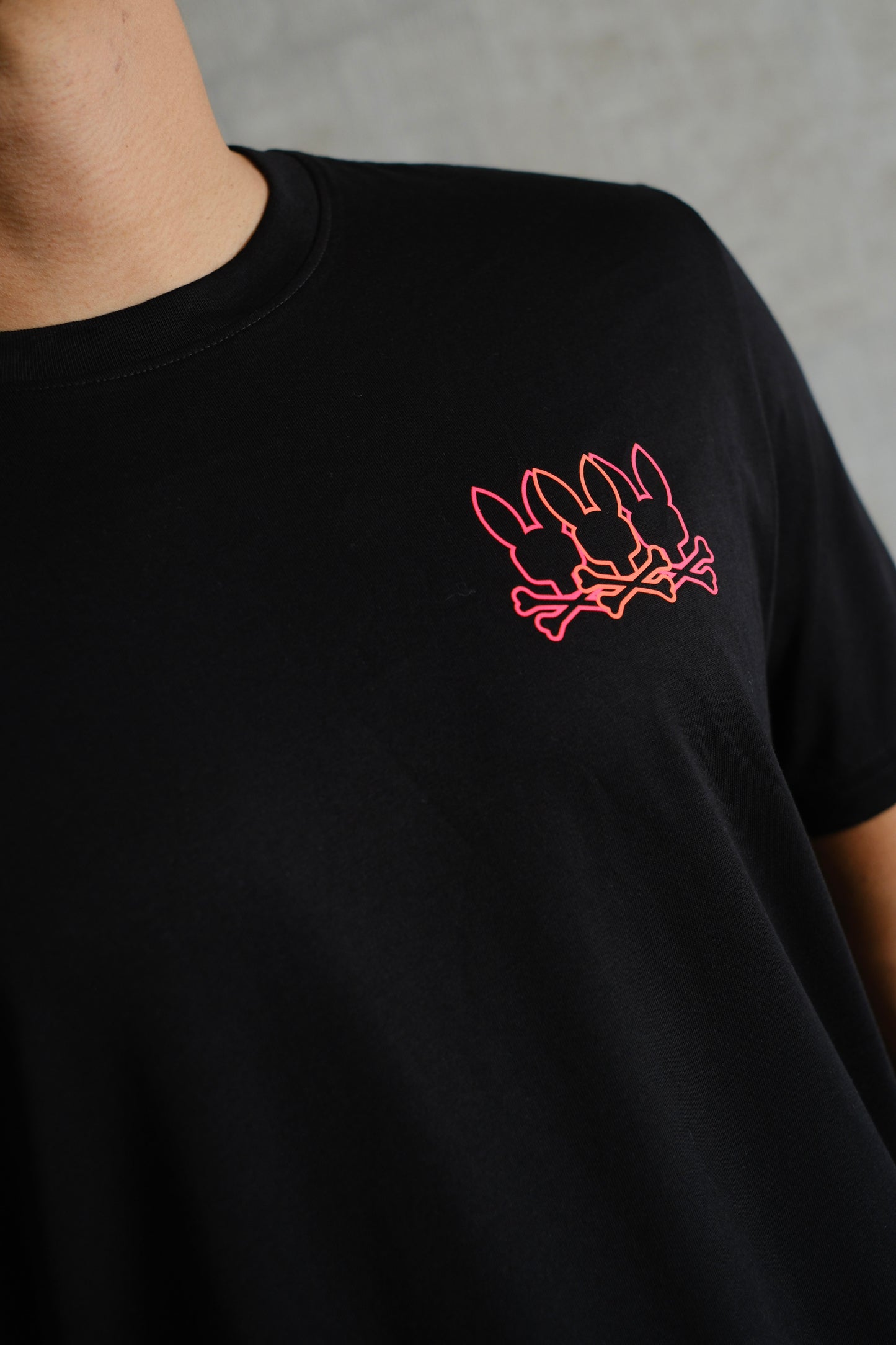Camiseta PSY Negra Logo Salmon