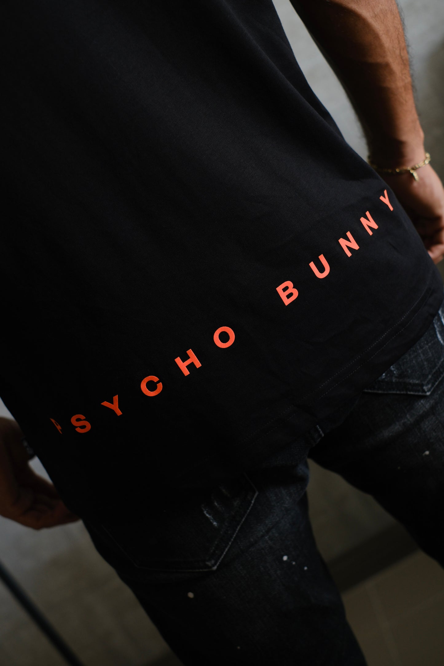 Camiseta PSY Negra Logo Salmon