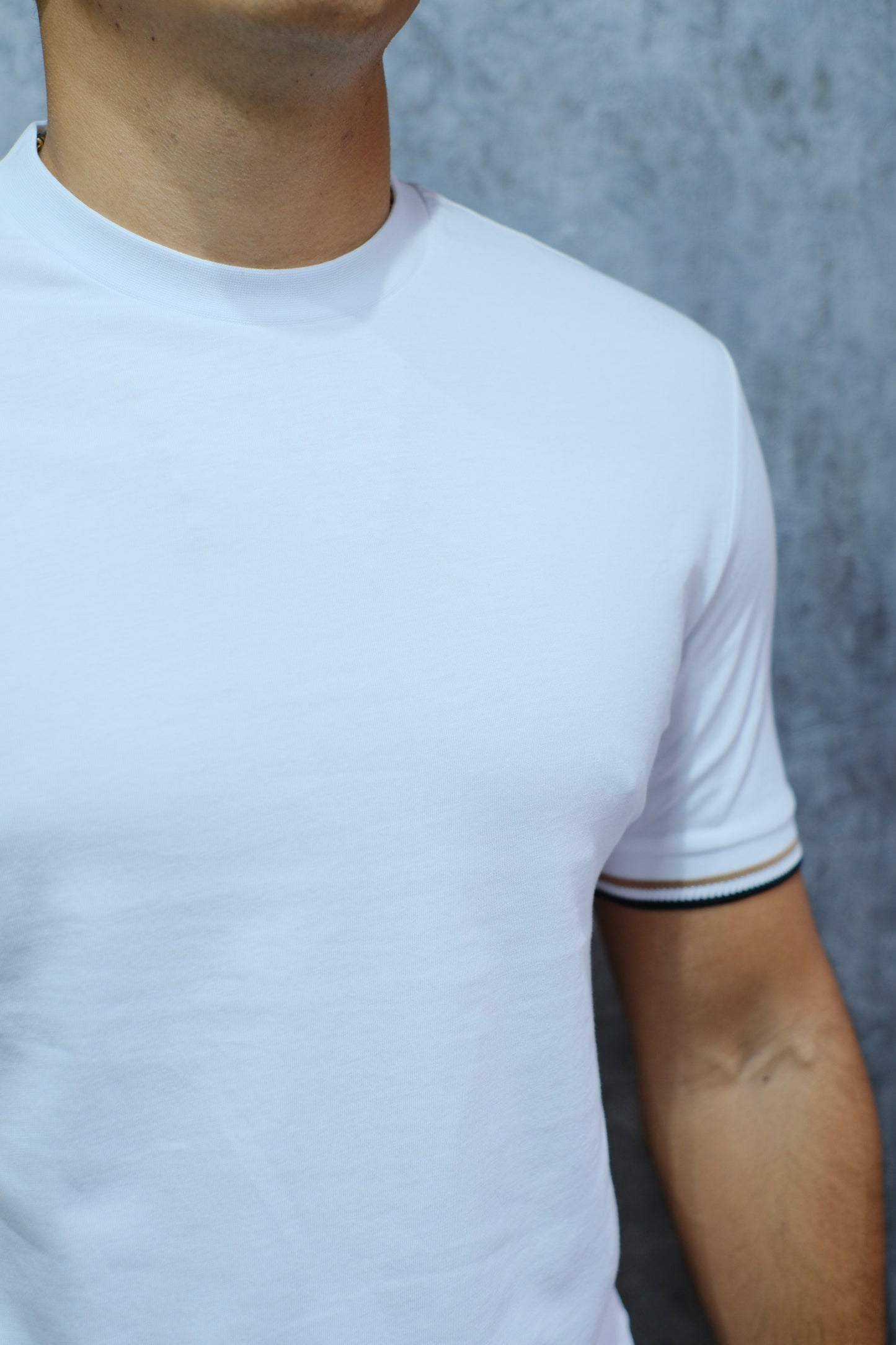 Camiseta HUG Blanca Bordado Mangas