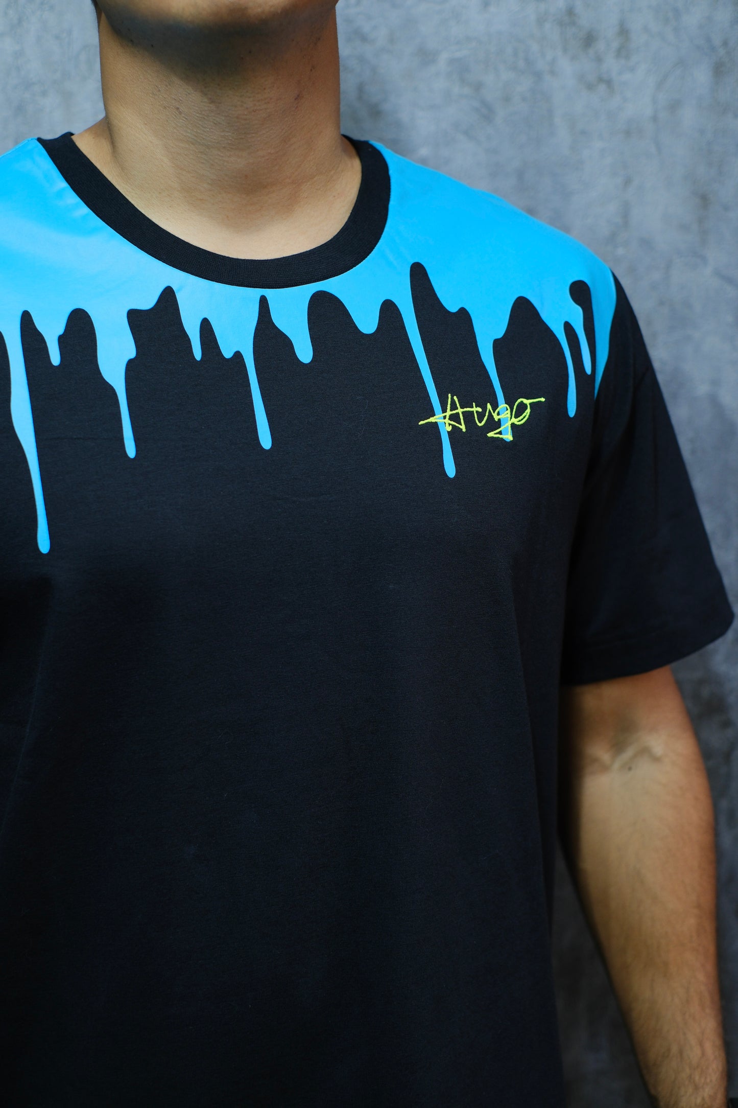 Camiseta HUG Negra Logo Lava Azul