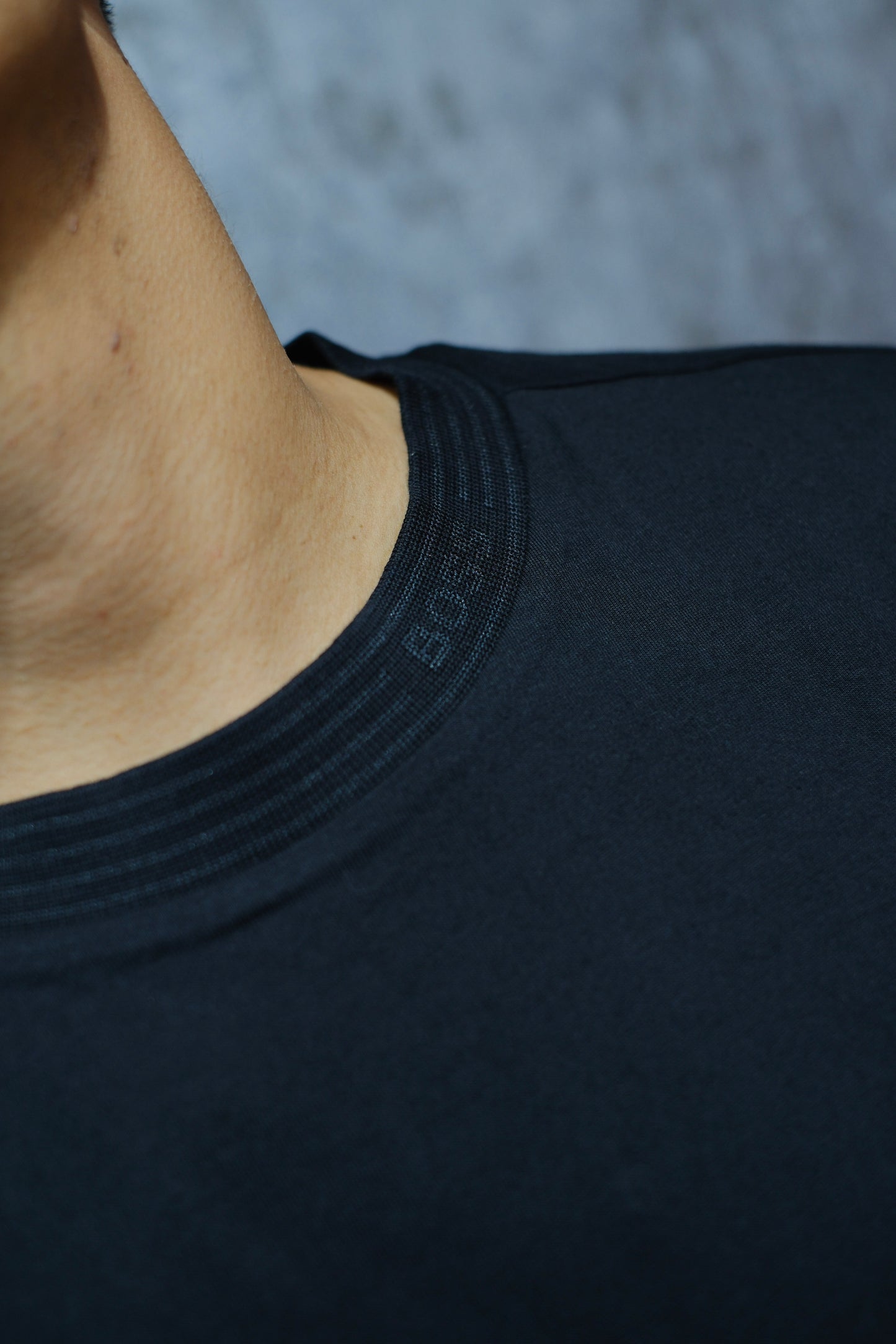 Camiseta HUG negra logo cuello