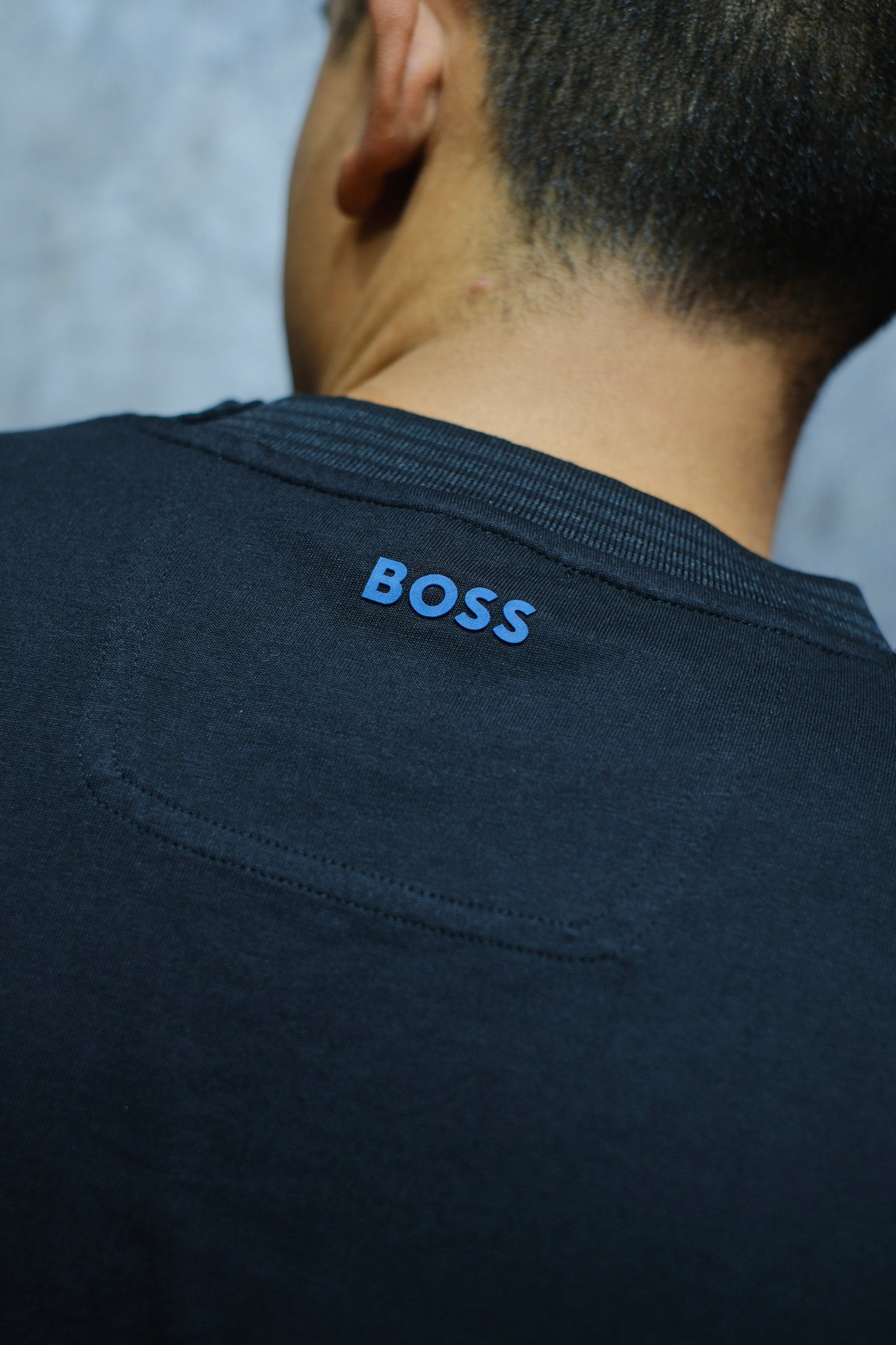 Camiseta HUG negra logo cuello