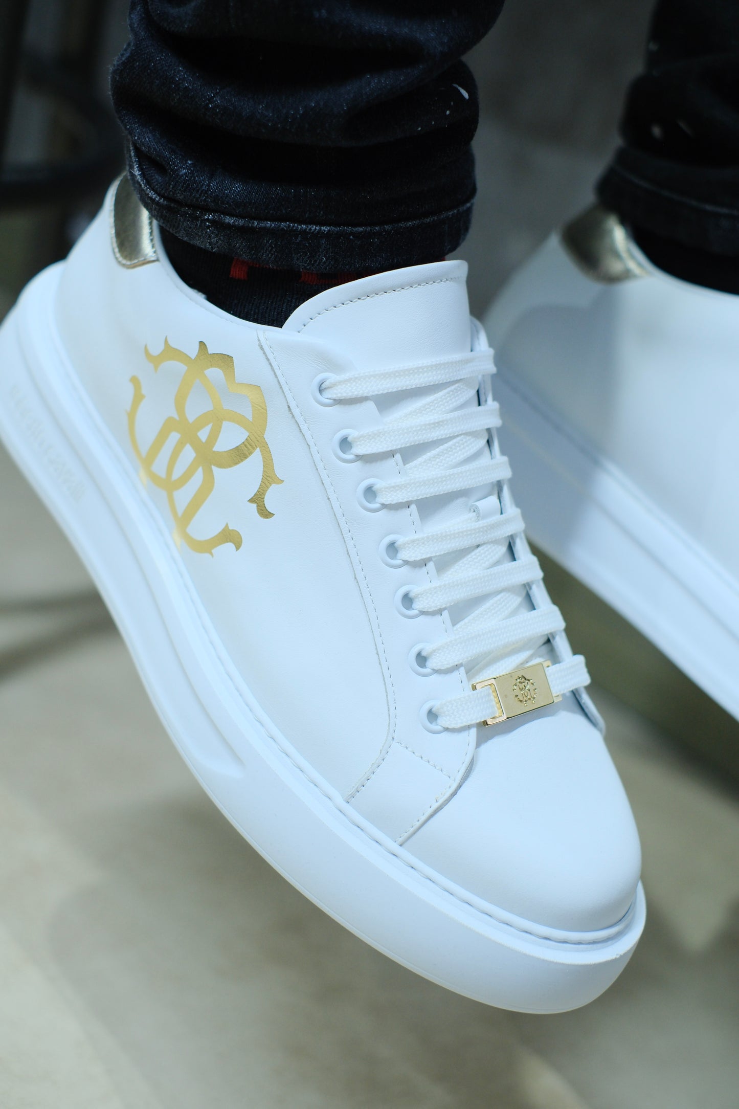 Tenis ROB Blancos Logo Dorado