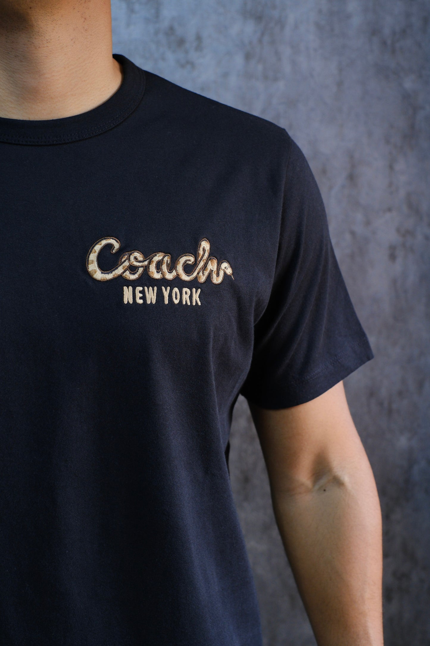 Camiseta COA Negra Logo Bordado Café