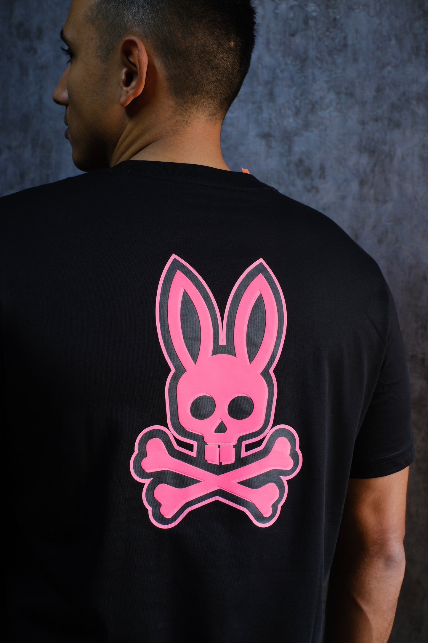 Camiseta PSY Negra Logo Fucsia