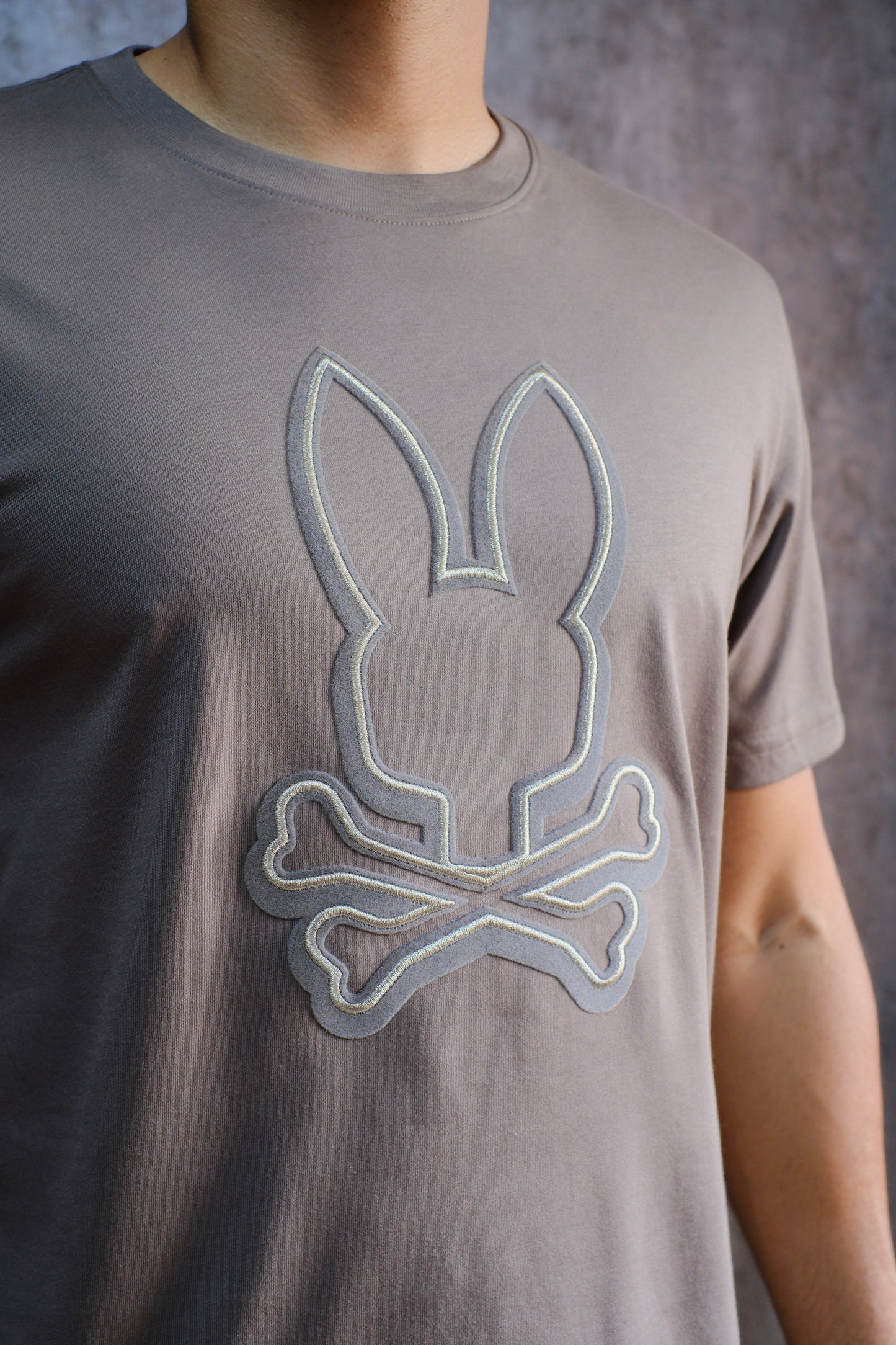 Camiseta PSY Beige Logo Dorado Bordado