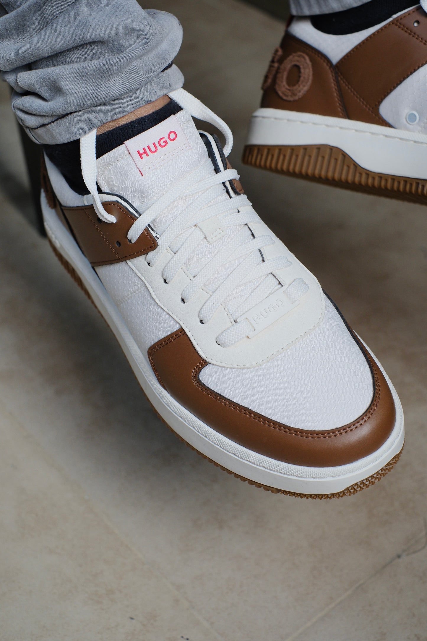 Tenis HUG Beige Con café