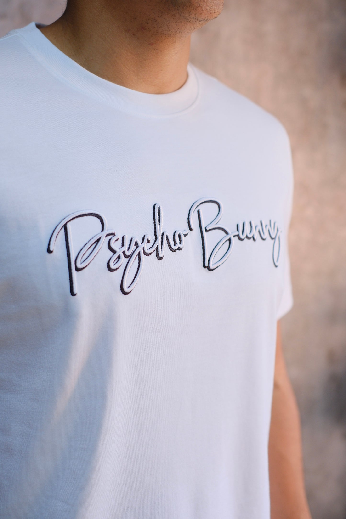 Camiseta PSY Blanca Logo Bordado