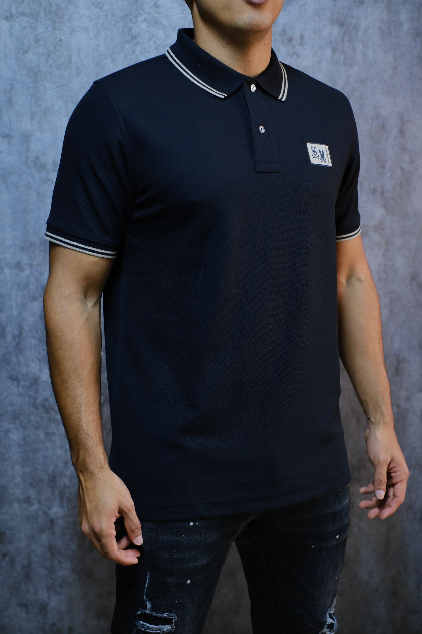 Polo PSY Negra Detalles Beige