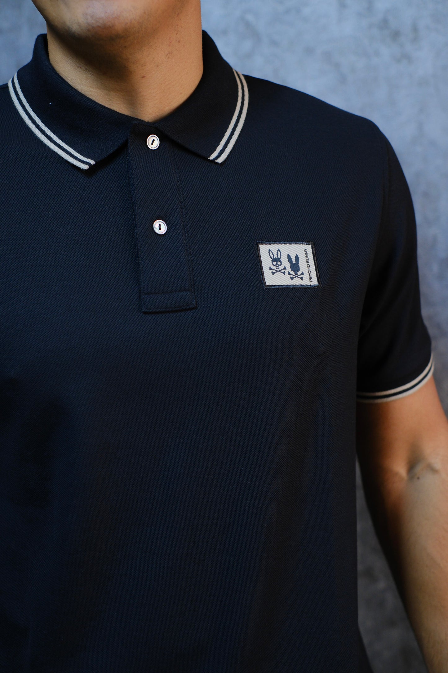 Polo PSY Negra Detalles Beige