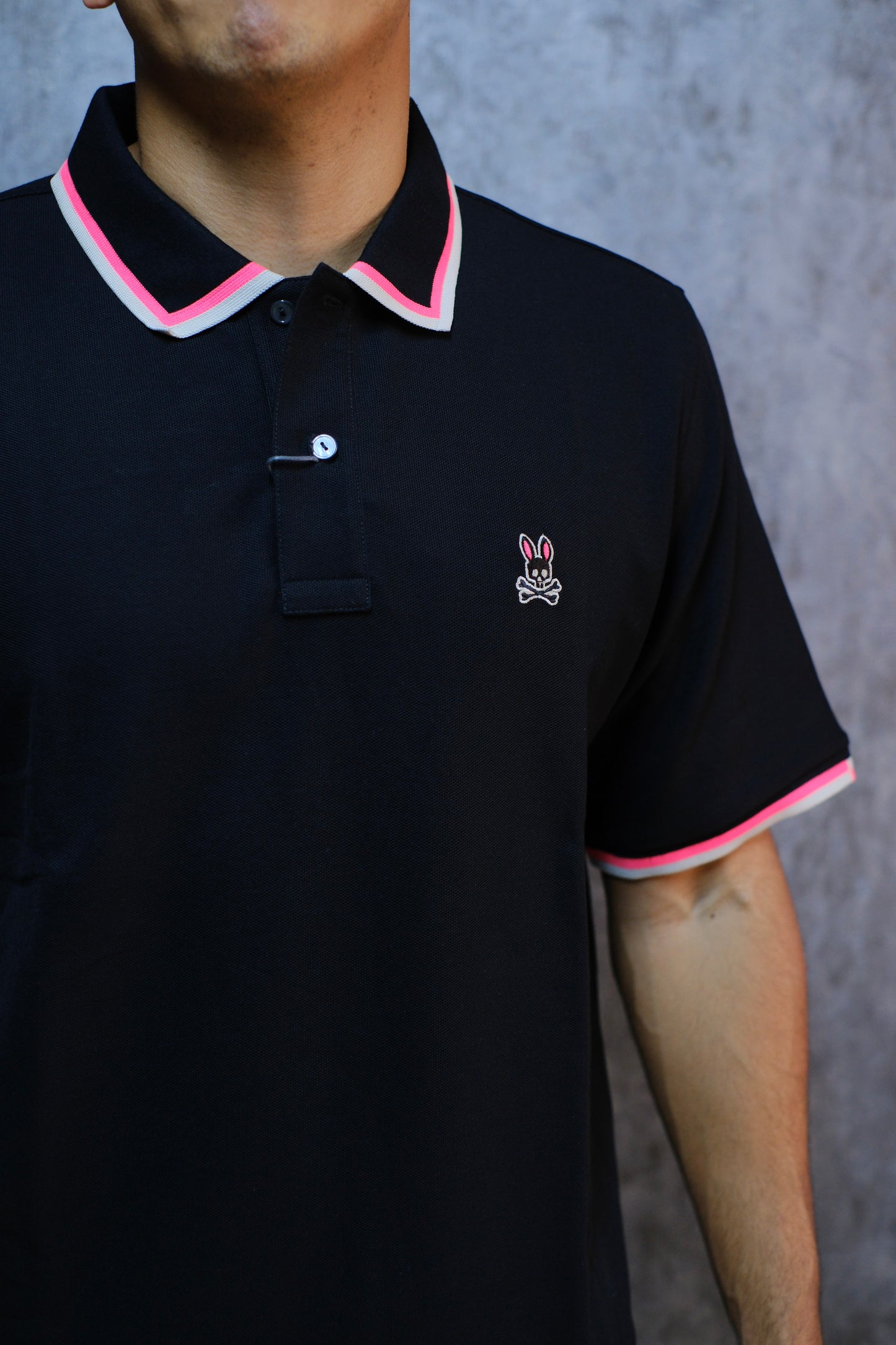 Polo PSY Negra Linea Fucsia