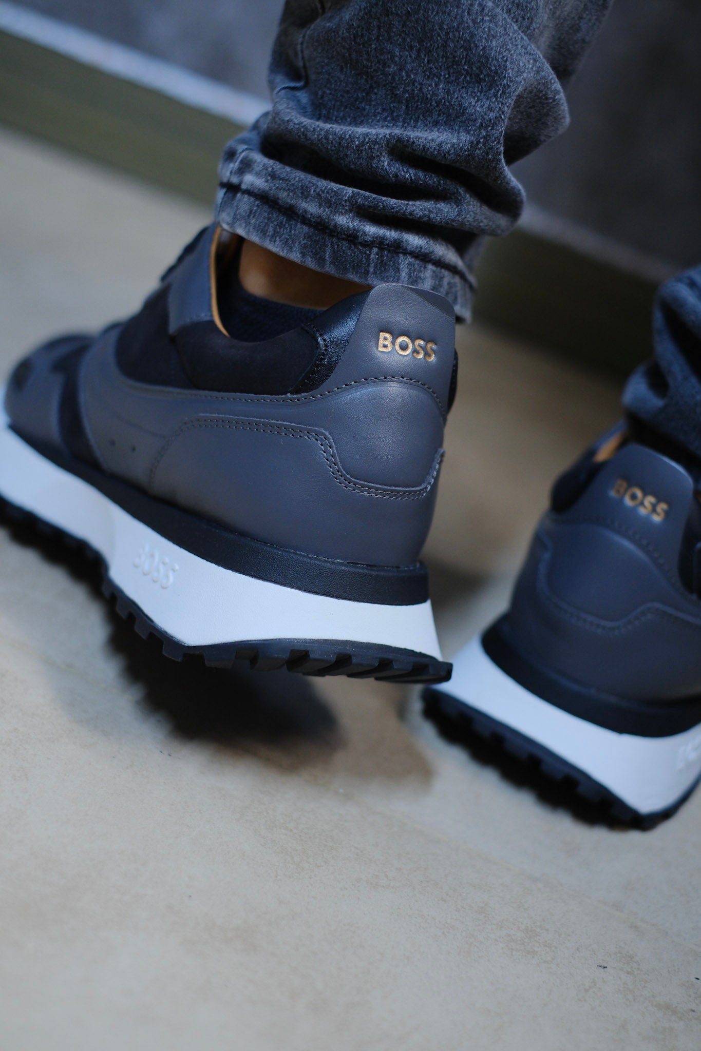 Tenis HUG Gris con Negro