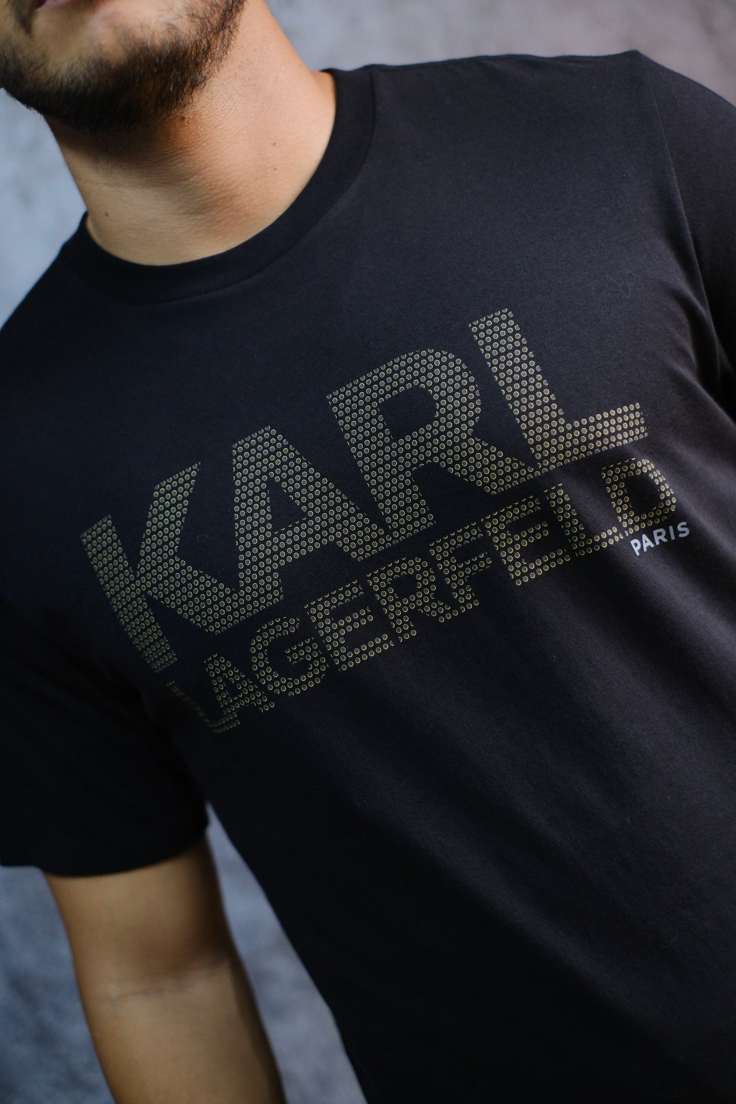 Camiseta KAR negra logo gold