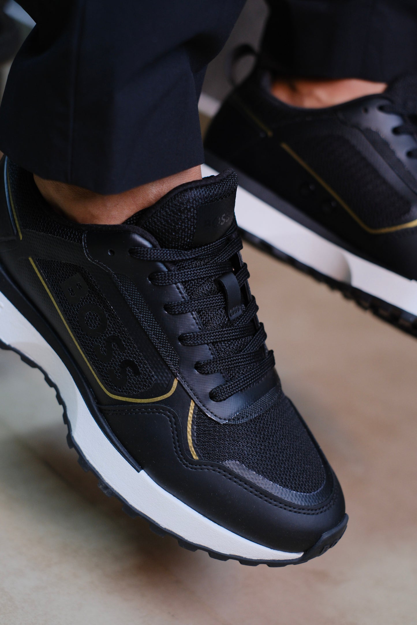 Tenis HUG negros detalle dorado