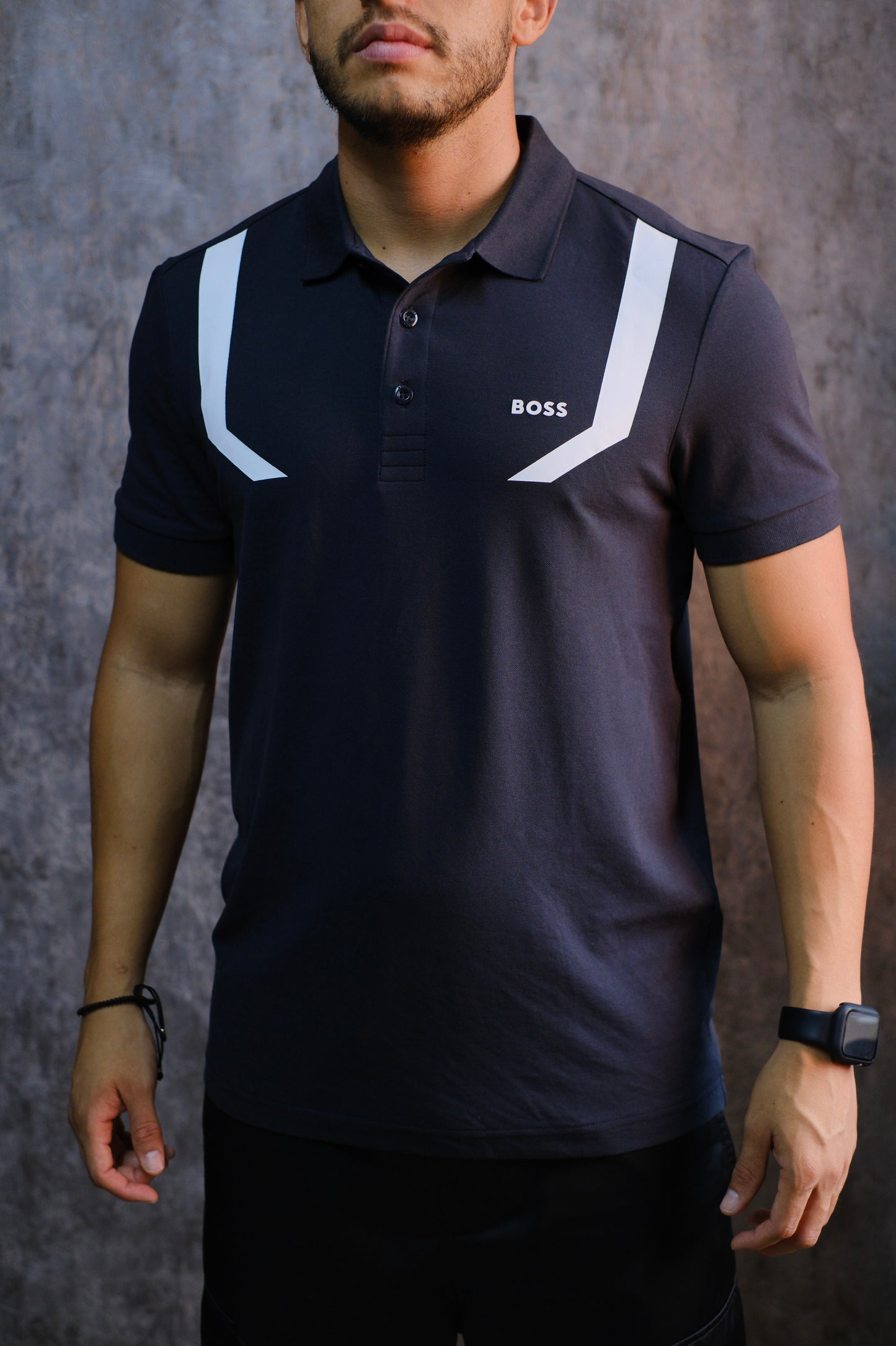 Polo HUG azul oscura raya blanca
