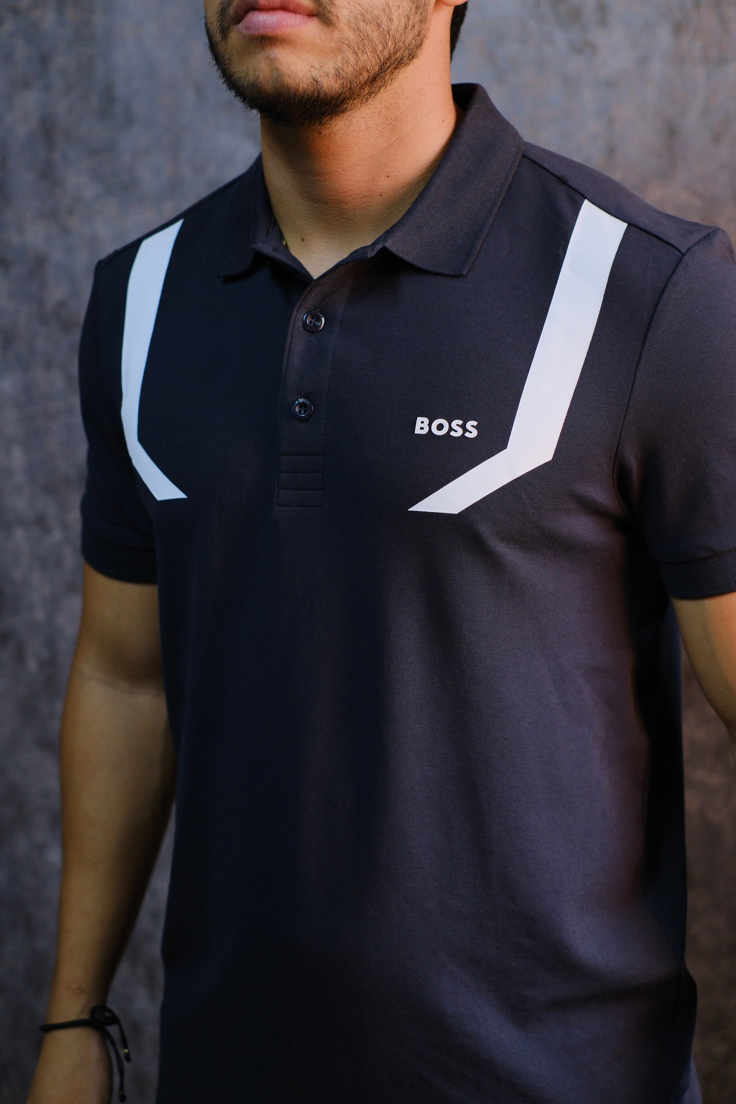 Polo HUG azul oscura raya blanca