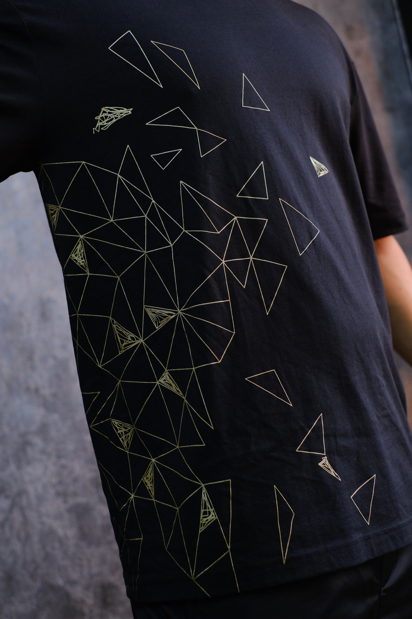 Camiseta HUG negra detalles dorados