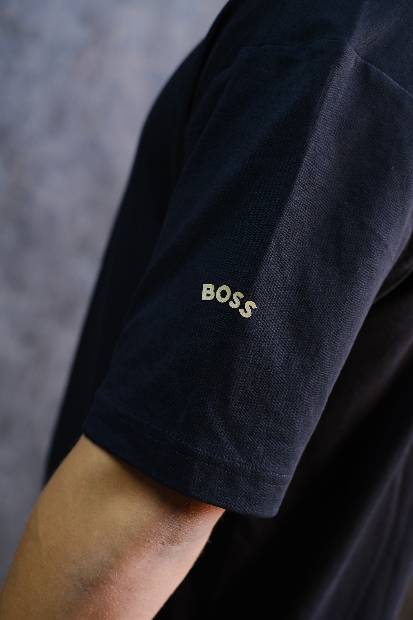 Camiseta HUG negra detalles dorados