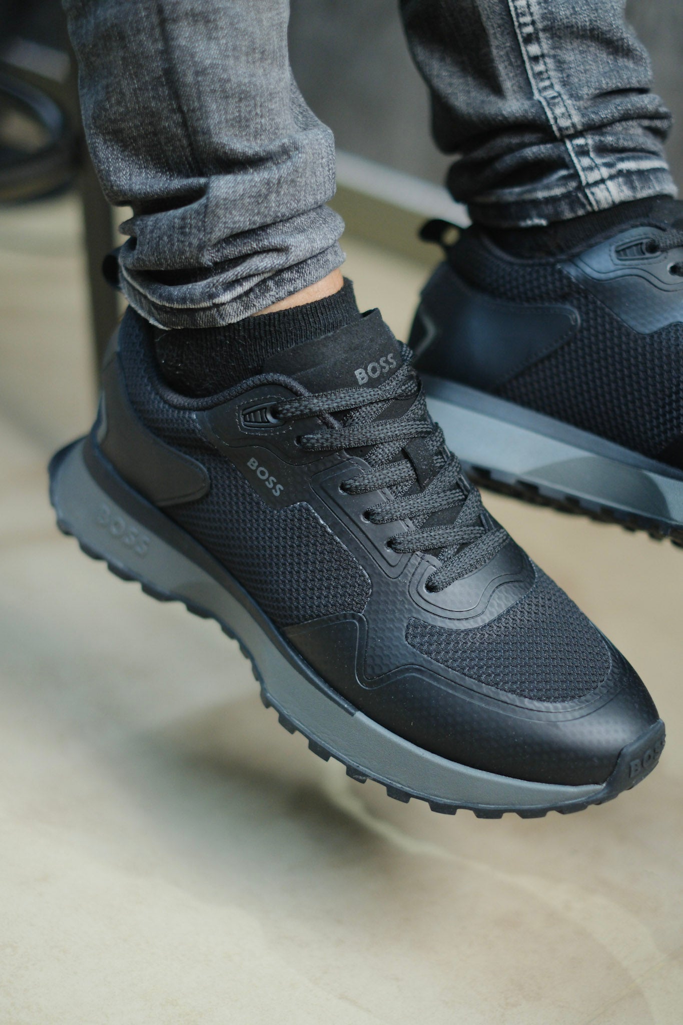 TENIS HUG NEGROS CON LINEA GRIS