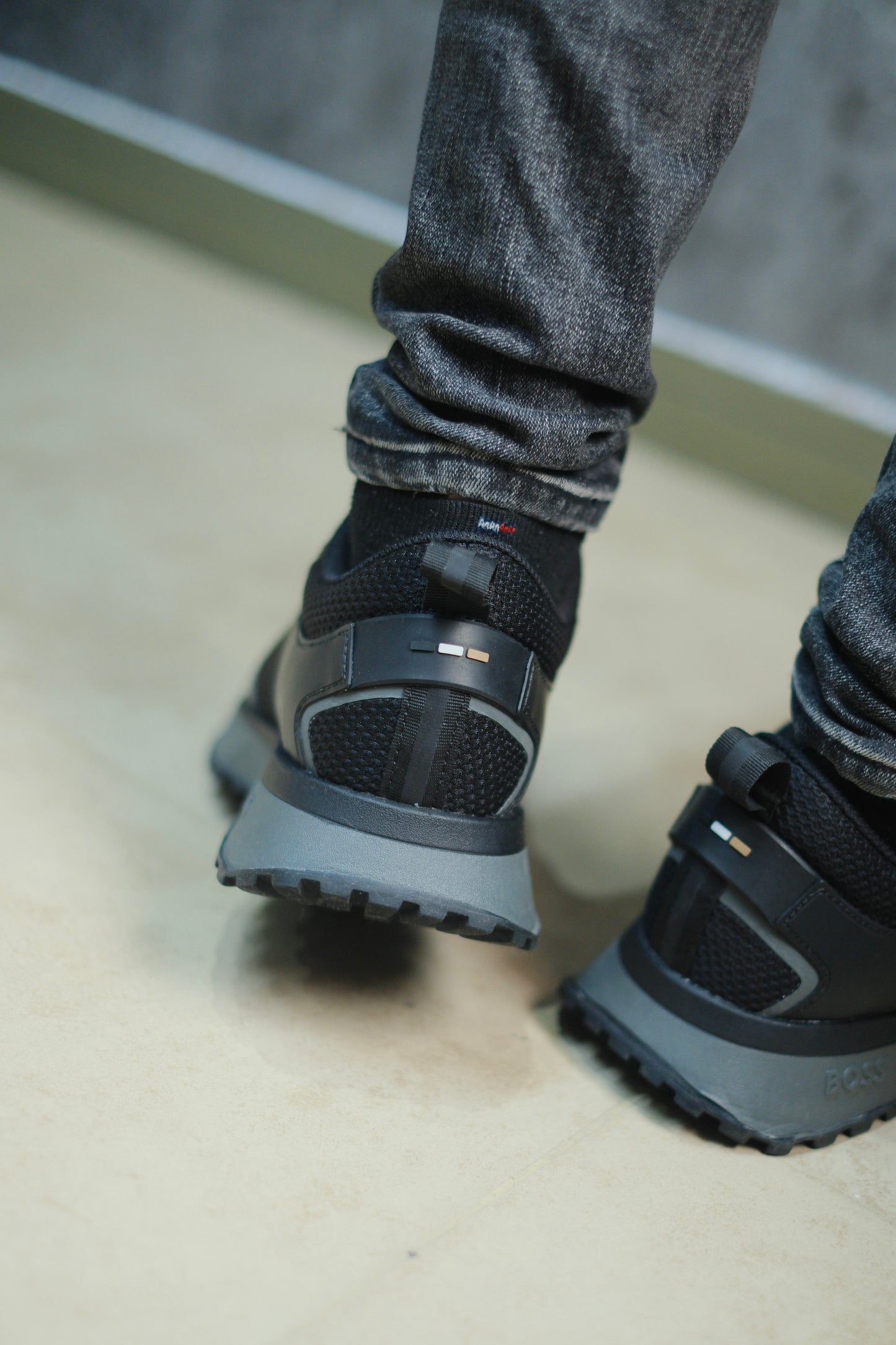 TENIS HUG NEGROS CON LINEA GRIS