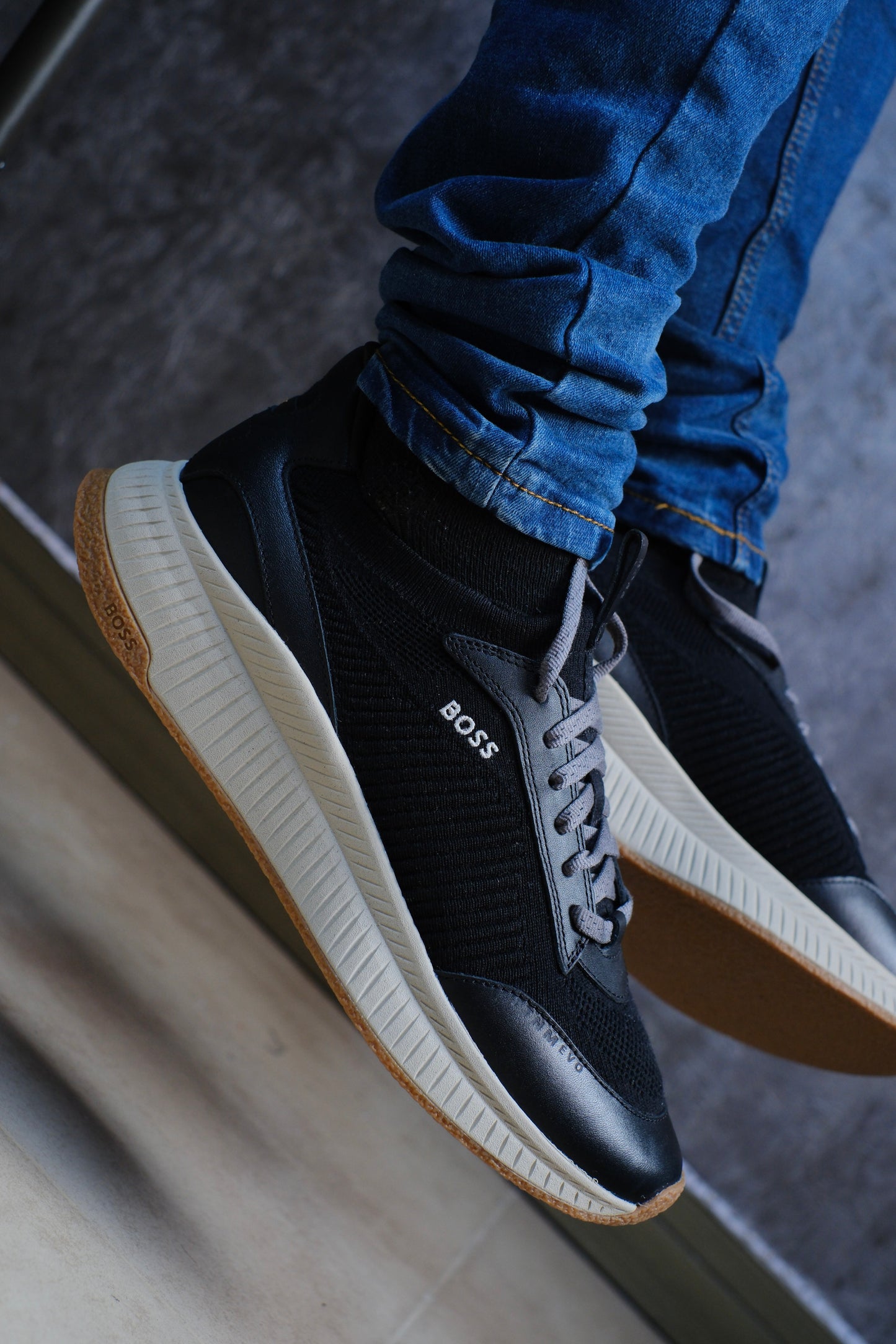 Tenis HUG Negros Suela Beige