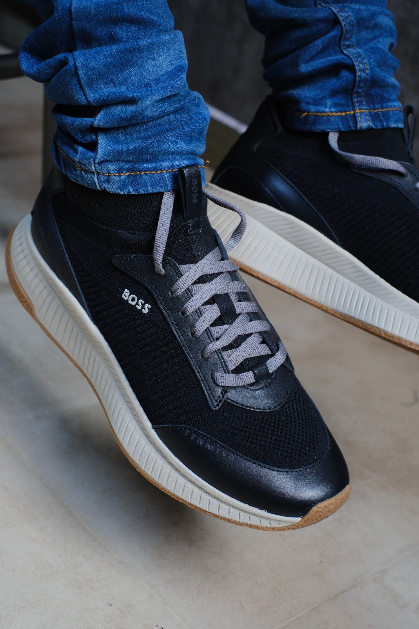 Tenis HUG Negros Suela Beige