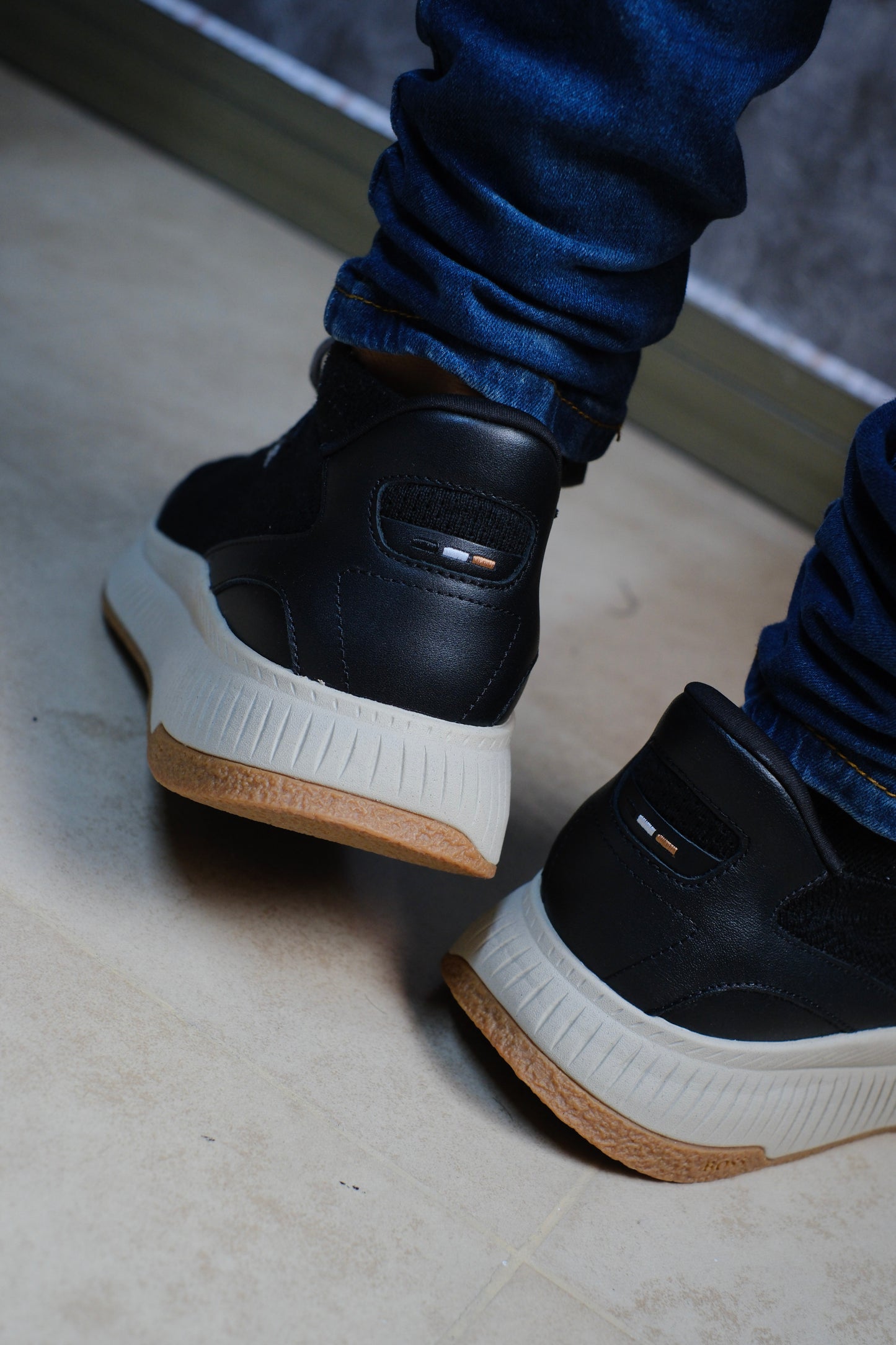 Tenis HUG Negros Suela Beige