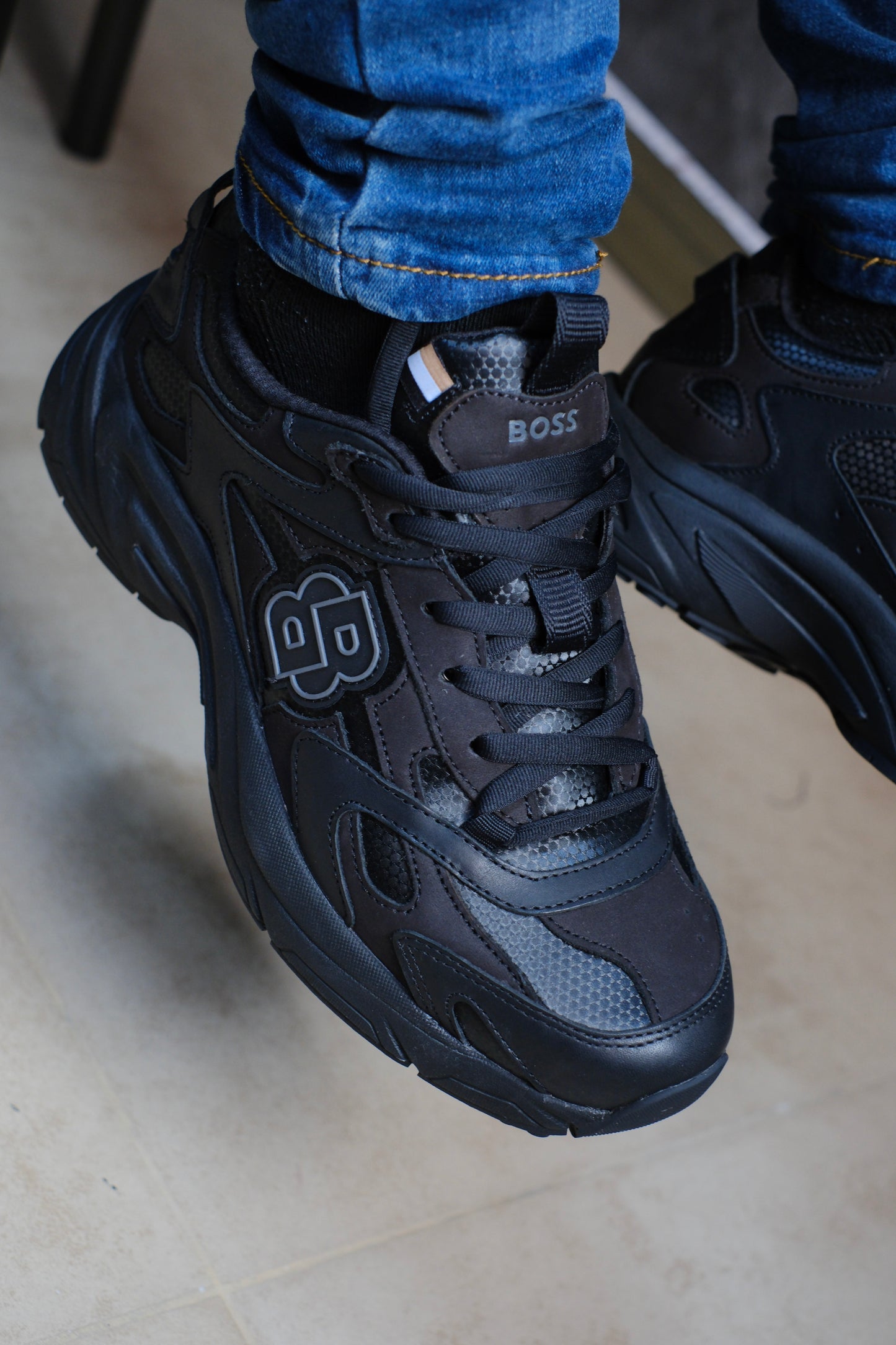 Tenis HUG Negros Logo Gris