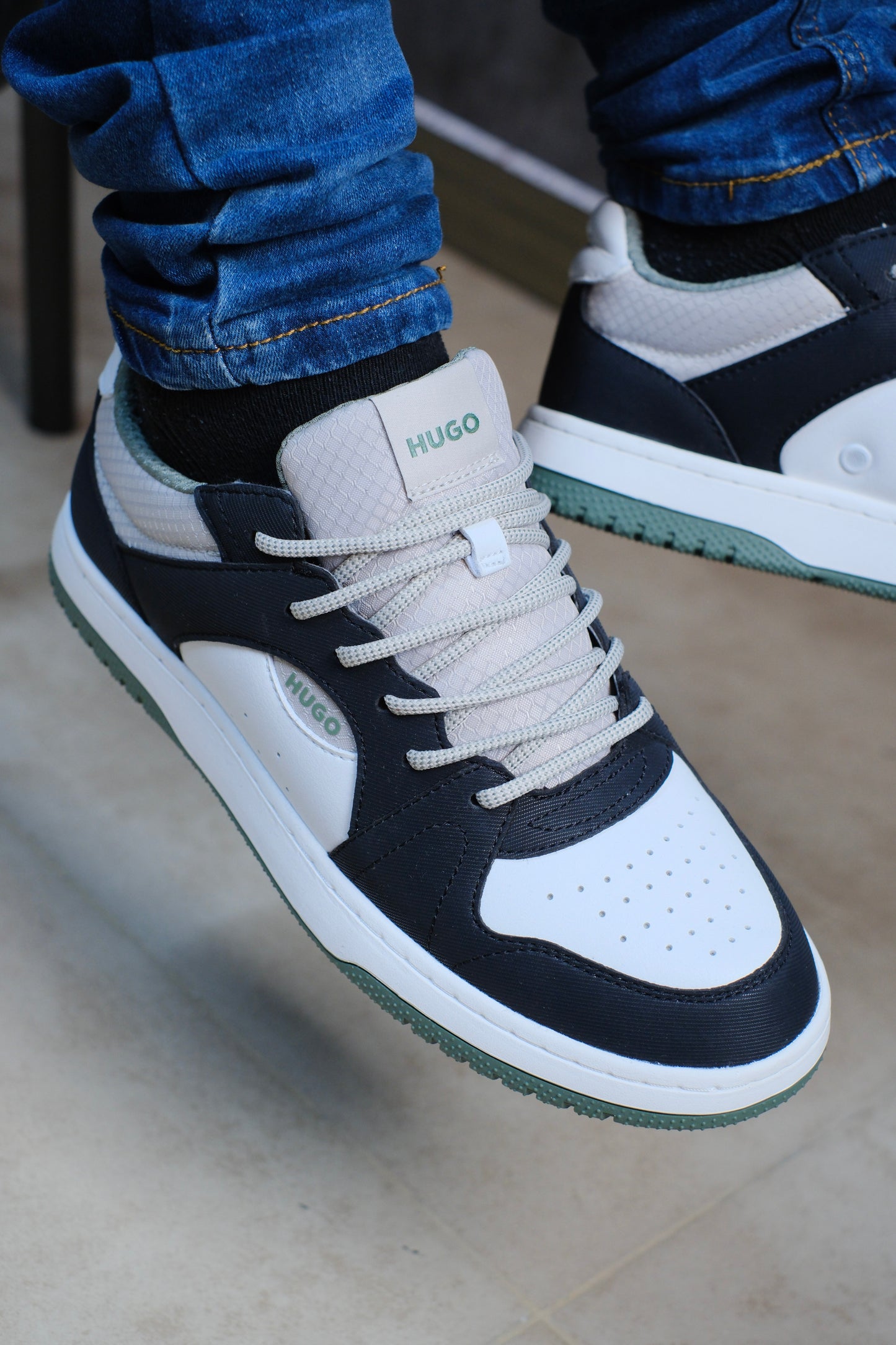Tenis HUG Negros con Detalles Verdes