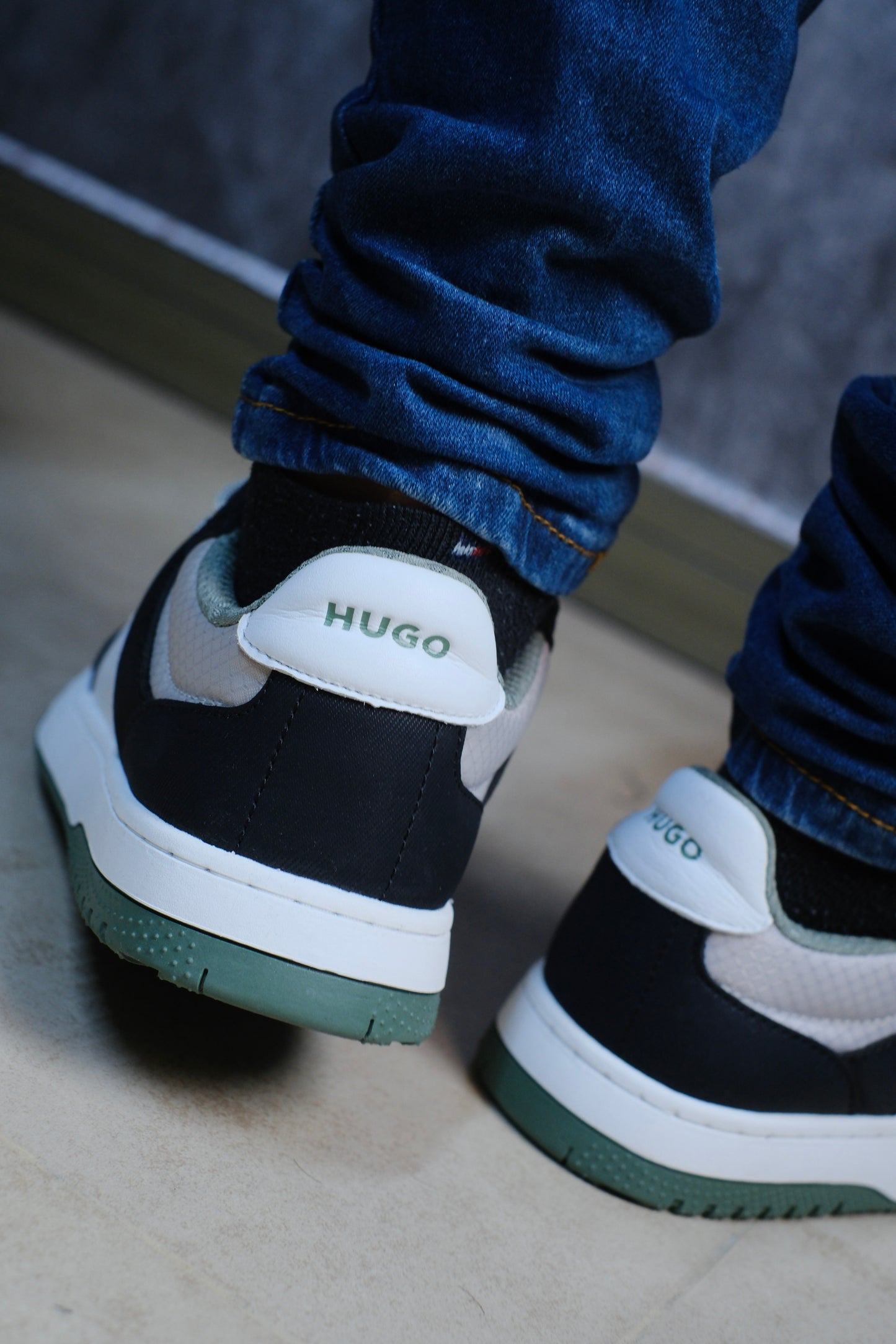 Tenis HUG Negros con Detalles Verdes