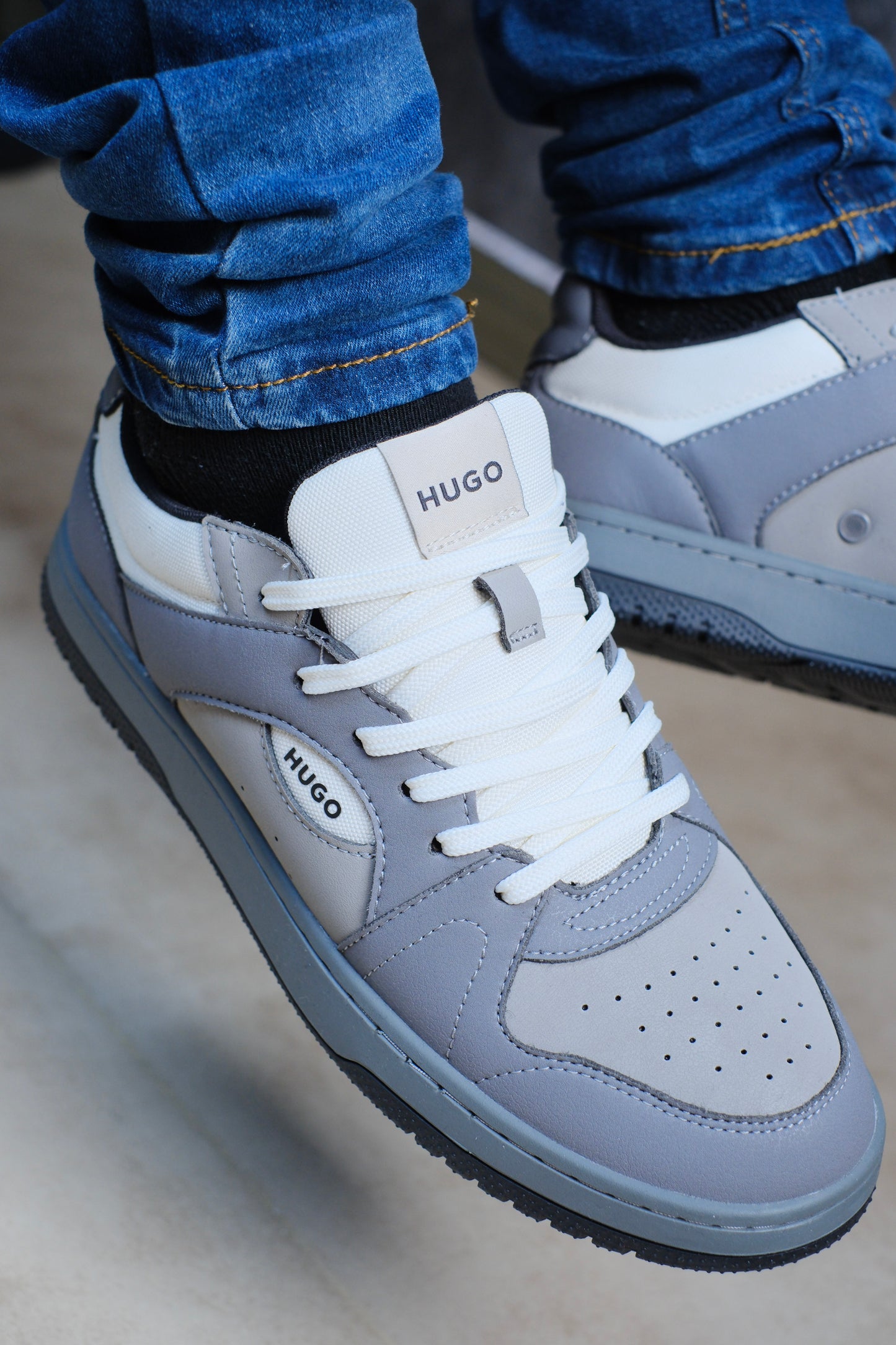 Tenis HUG Gris detalles Beige