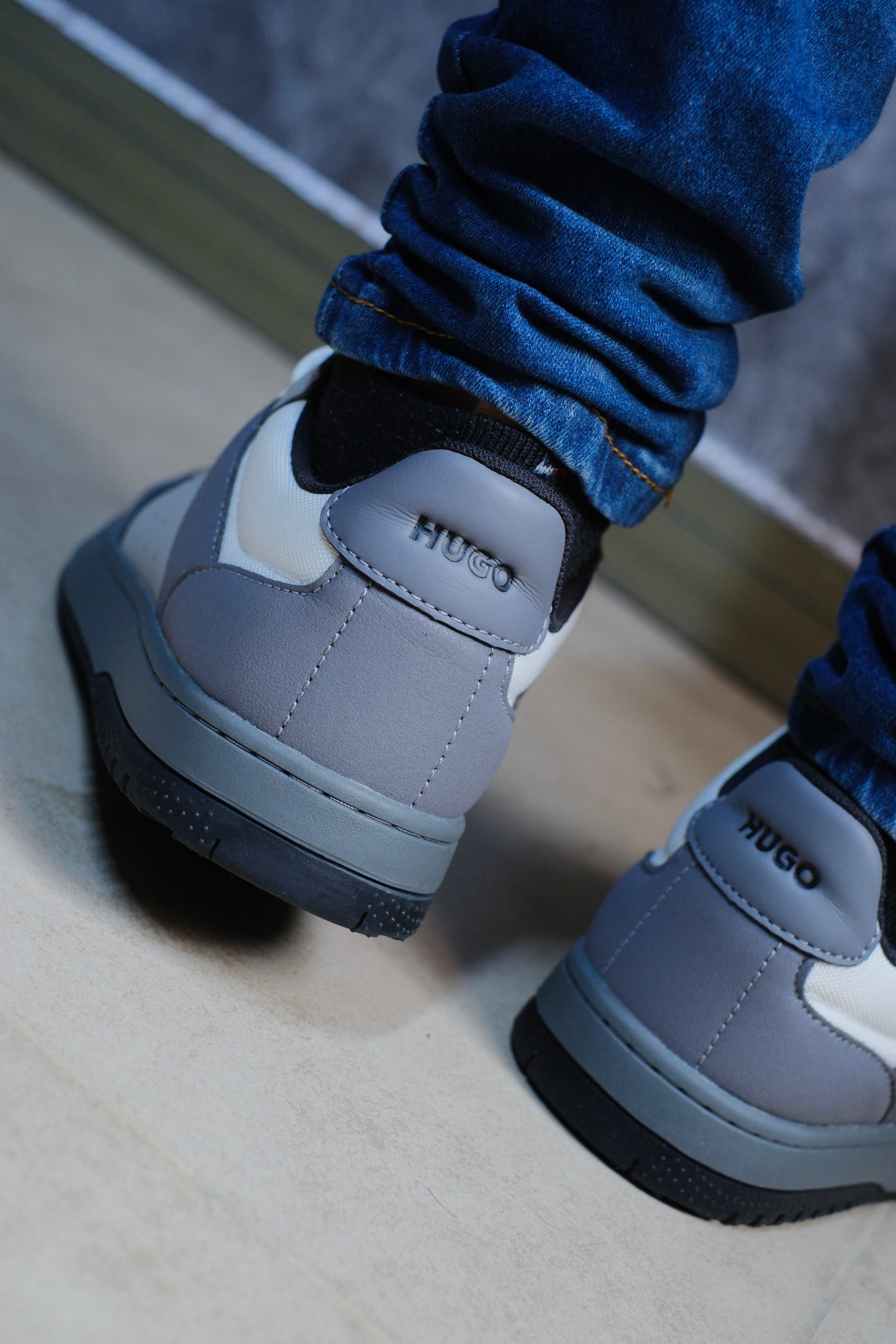 Tenis HUG Gris detalles Beige