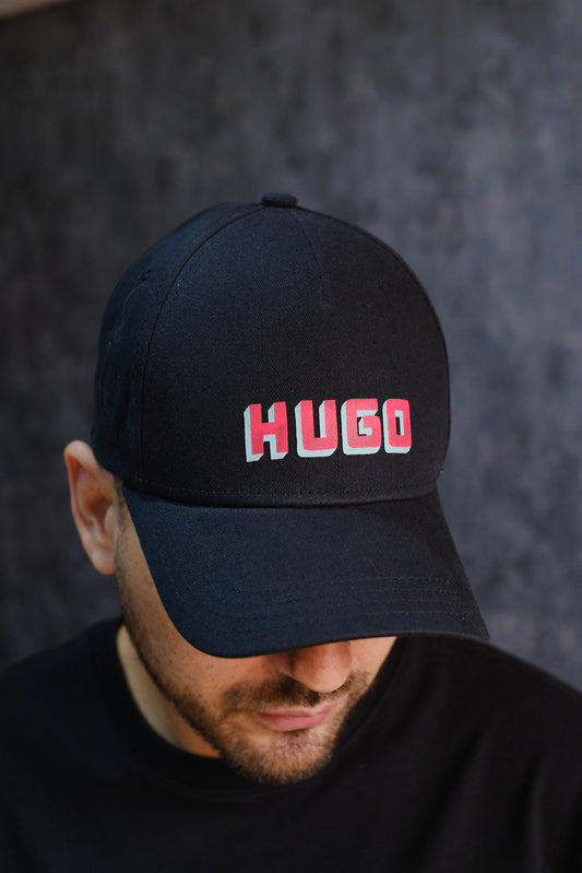 Gorra HUG Negra Logo Rojo