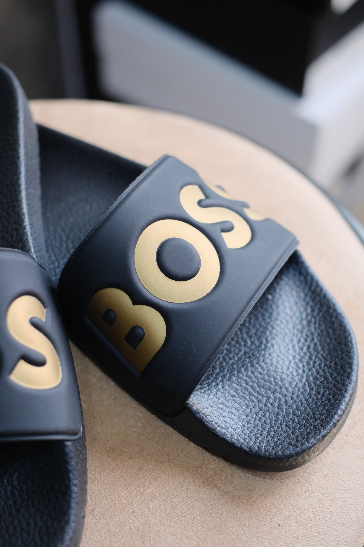 Sandalias HUG Negras Logo Dorado
