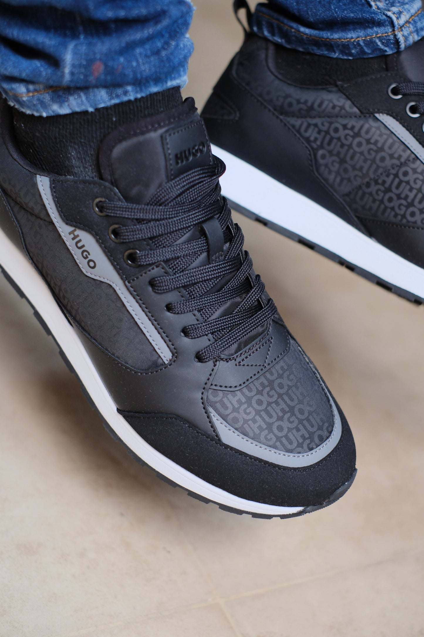 Tenis HUG Negros Detalles Grises