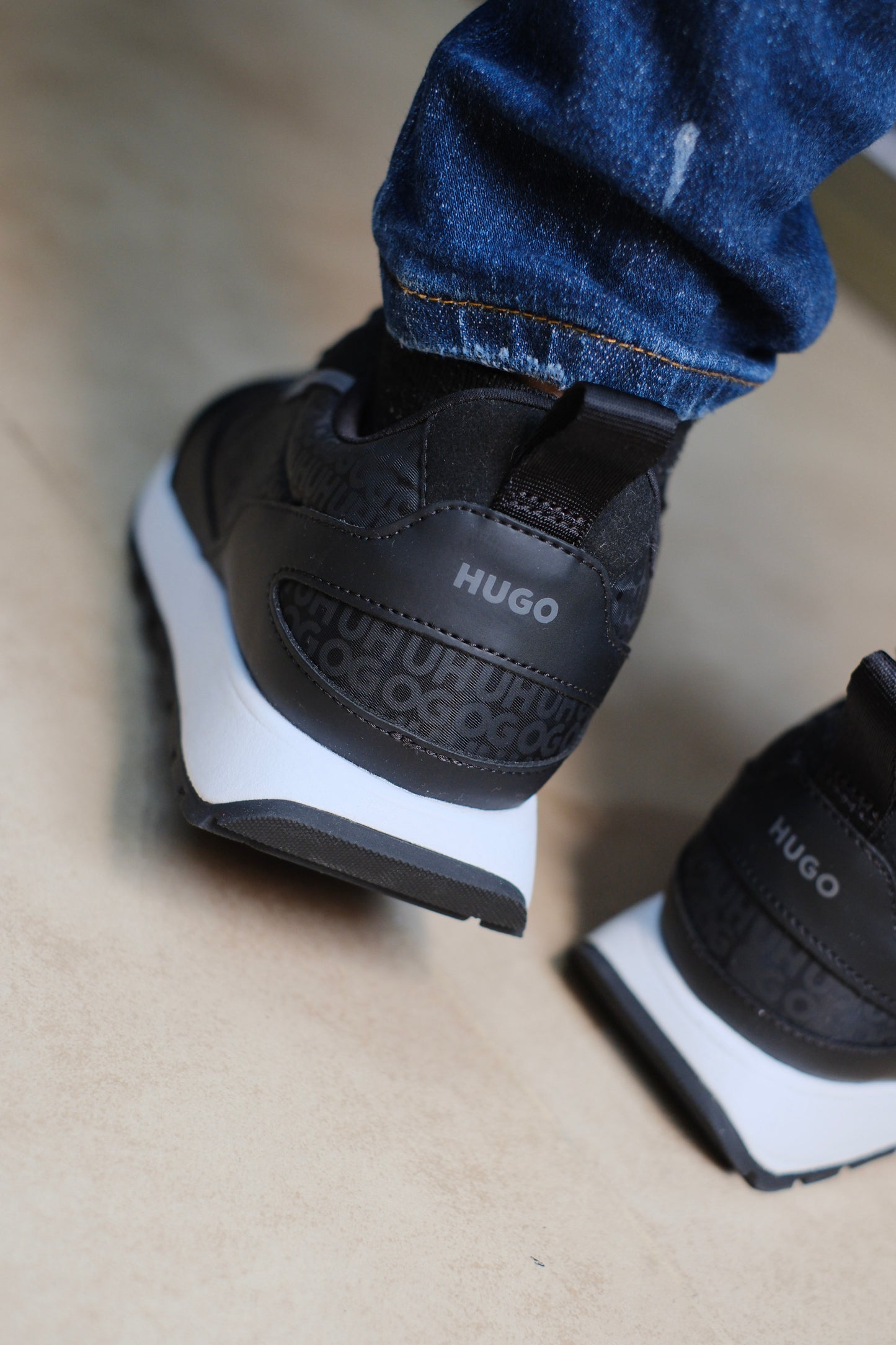 Tenis HUG Negros Detalles Grises